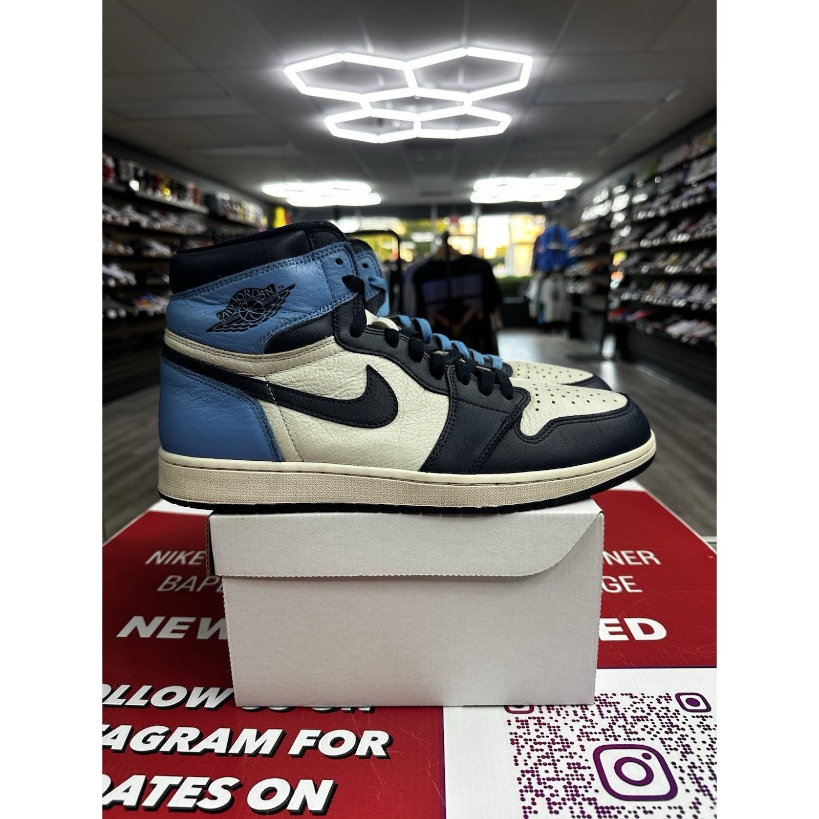 Jordan Brand Air Jordan Retro 1 Obsidian Size 13, 555088-140 Size US 13 / EU 46 - 1 Thumbnail