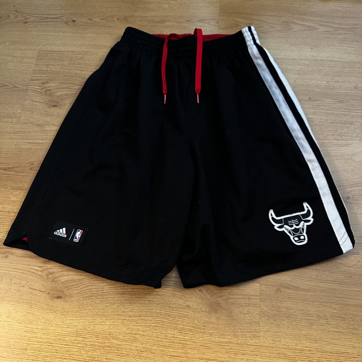 Adidas × NBA × Vintage Adidas Chicago Bulls Basketball Shorts Size US 32 / EU 48 - 1 Thumbnail