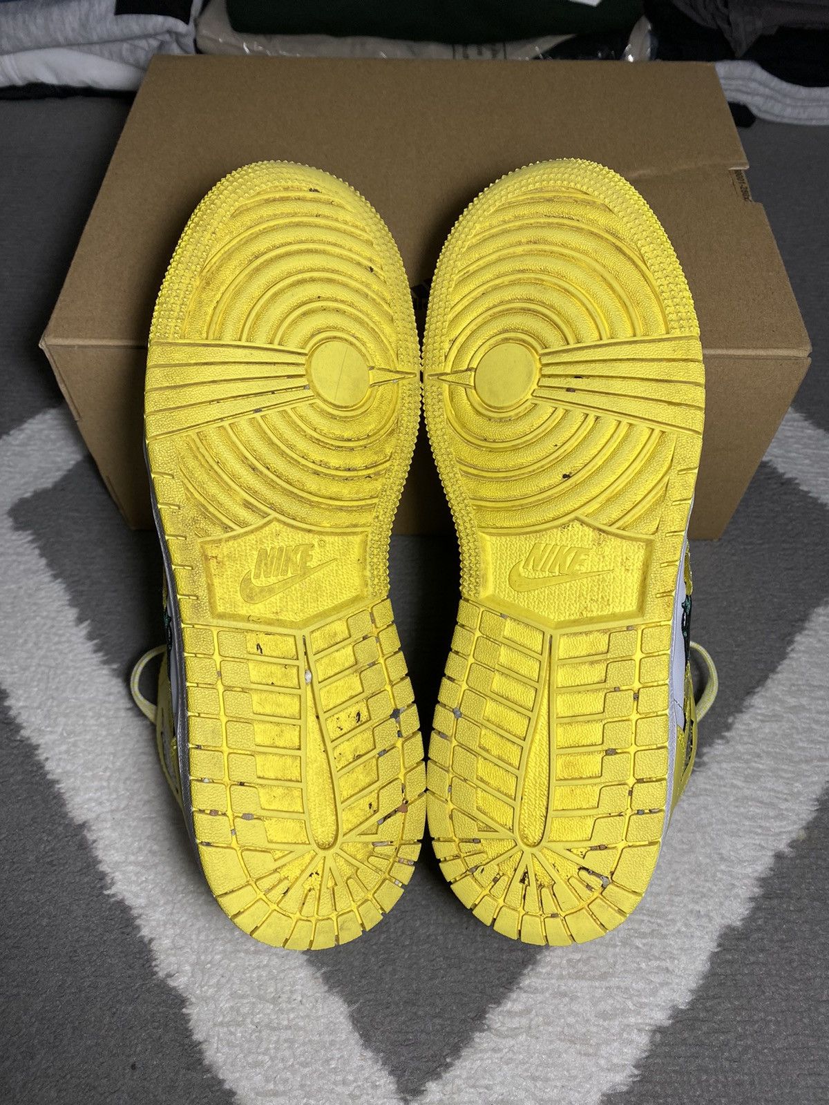 Jordan Brand × Nike Nike Air Jordan 1 Mid Dynamic Yellow Floral (GS) sneakers Size US 6.5 / IT 36.5 - 15 Thumbnail