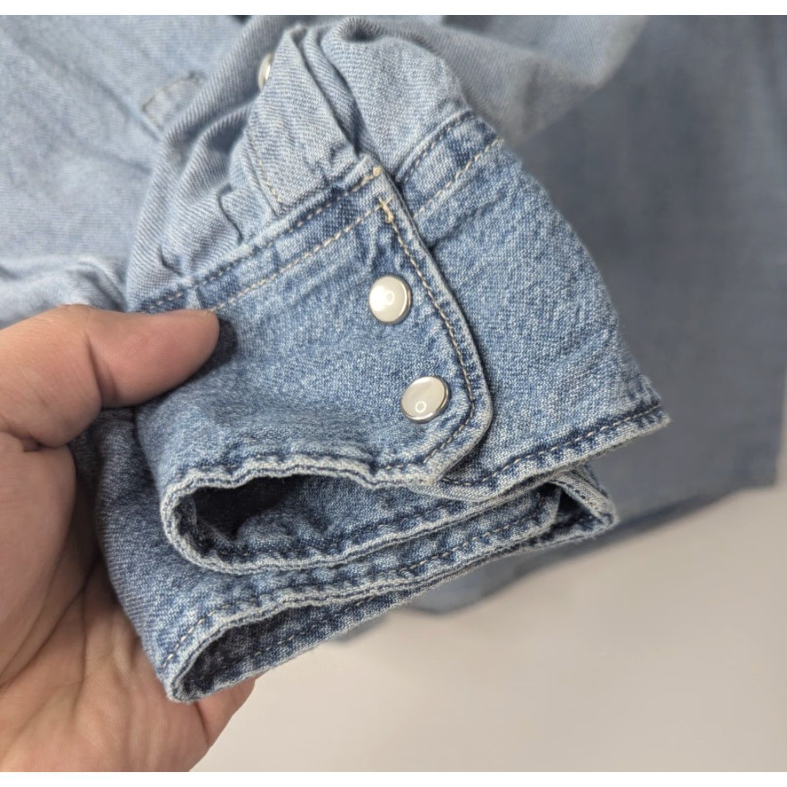 Levi's VINTAGE Levi's Women's Dylan In Reverse Western Pearl Snap Shirt XS Cowgirl A3373 Size XS / US 0-2 / IT 36-38 - 2 Thumbnail