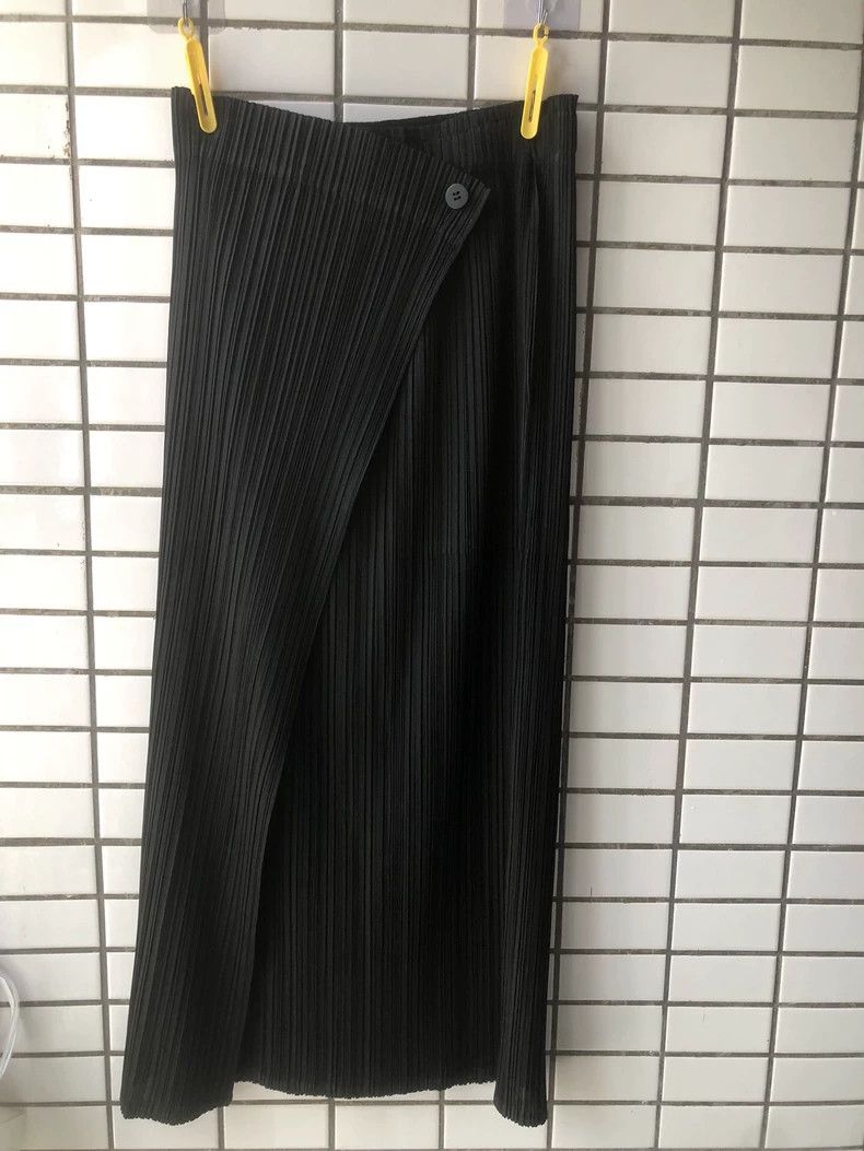 Issey Miyake Issey Miyake size:2 Black pleated skirt Size 42" / US 20 - 1 Thumbnail