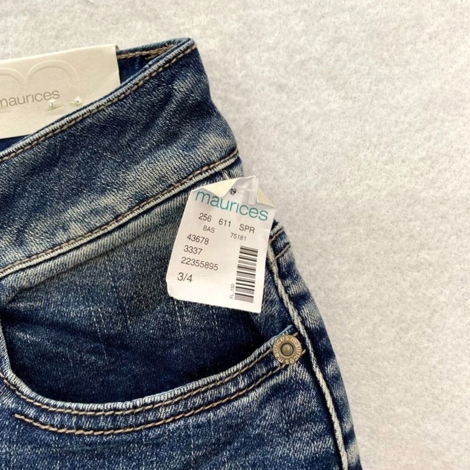 Vintage Maurices Capri Jeans Women's Capri Medium Wash Blue Stretch Denim Pants Cropped 4 Regular Womens Jeans Capris 22 in Inseam 3/4 Length Blue Maurices Size 27" / US 4 / IT 40 - 4 Thumbnail