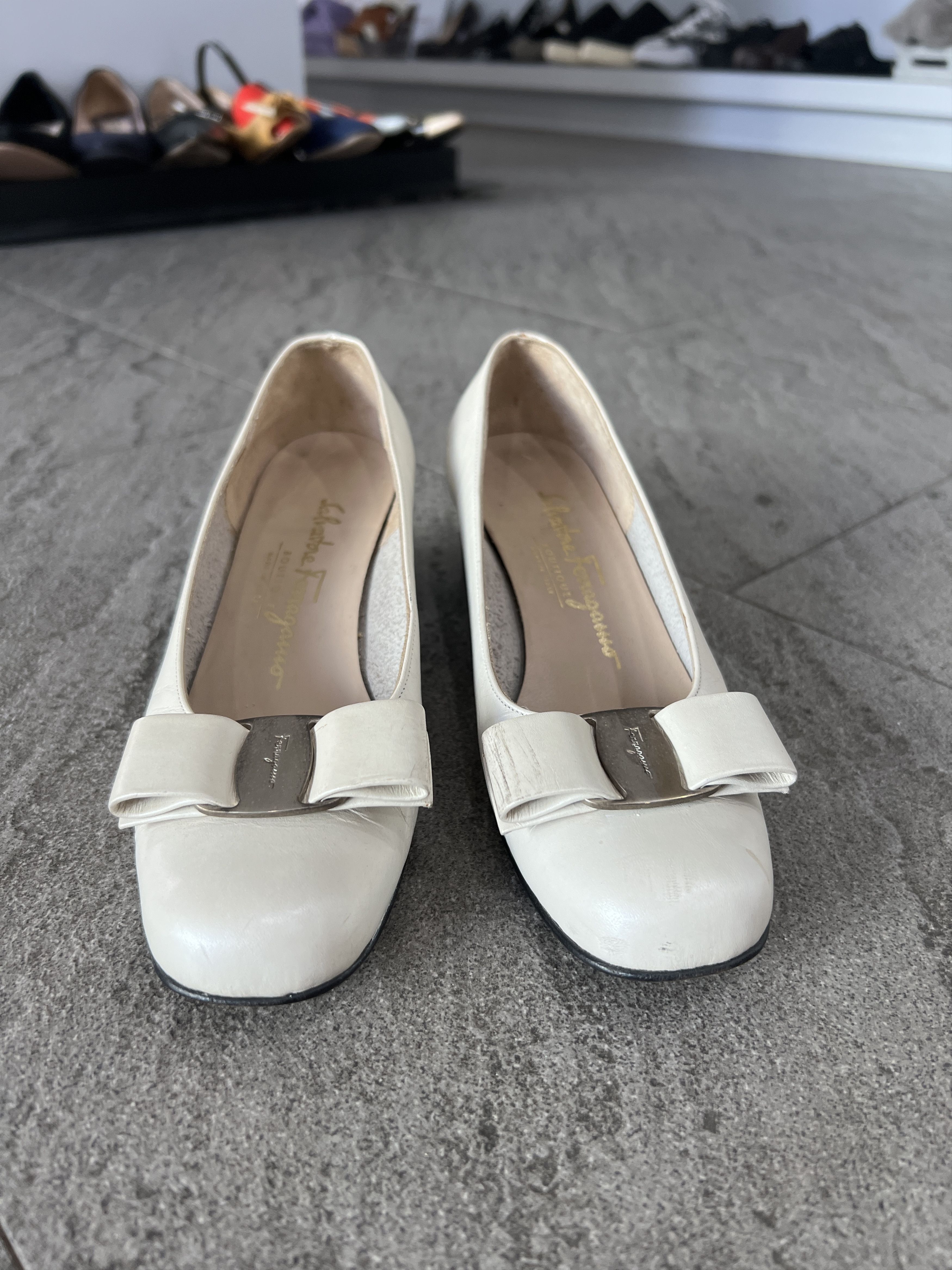 Salvatore Ferragamo Ferragamo Vara Bow Pumps Cream Leather Heels 5C Size US 5 / IT 35 - 2 Thumbnail