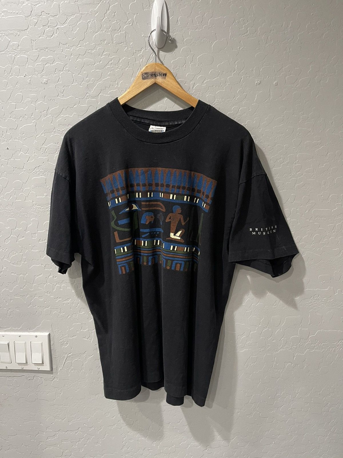 Vintage Vintage British Museum “Egyptian Hieroglyphs” SS Shirt XL Size US XL / EU 56 / 4 - 1 Thumbnail