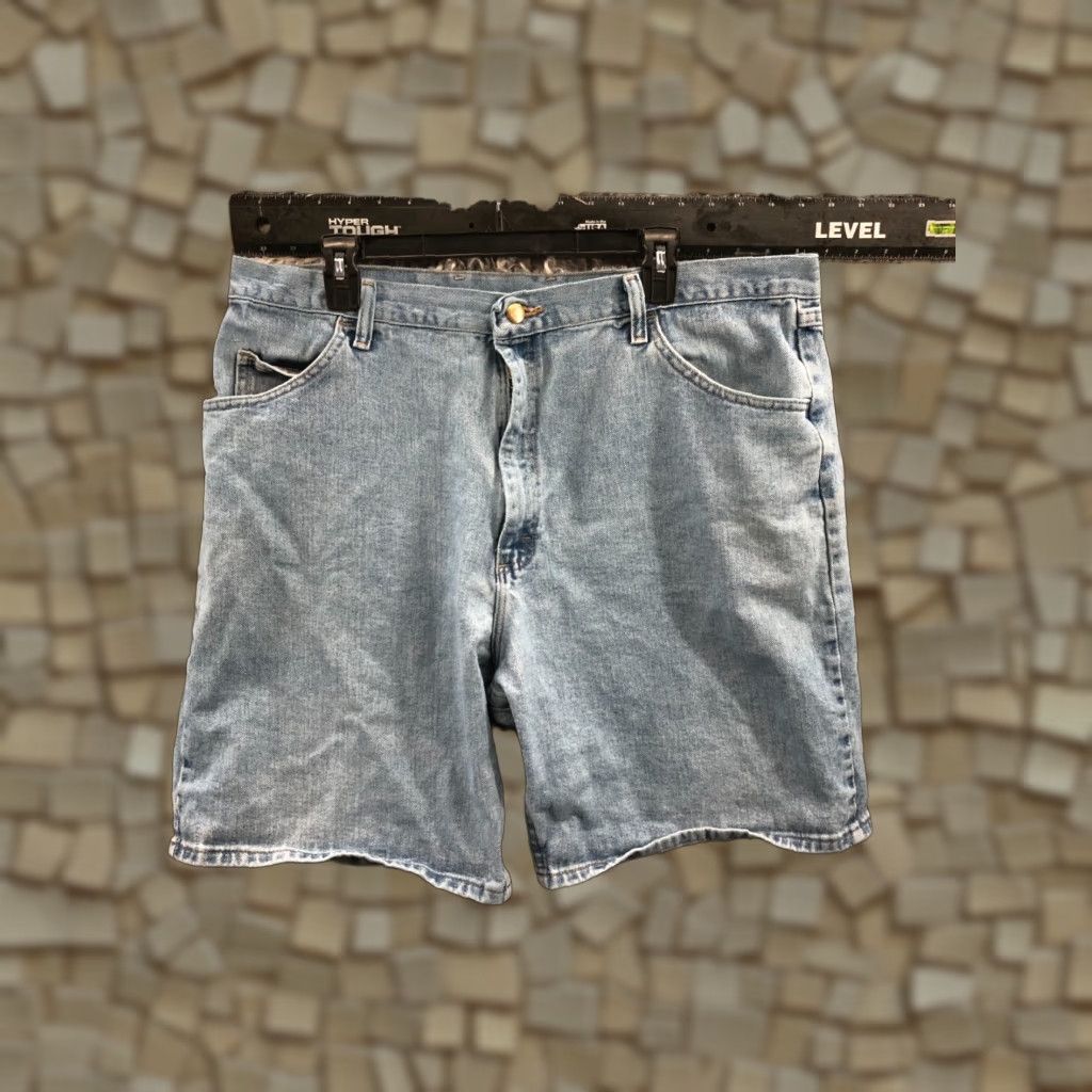 Wrangler Wrangler Relaxed Shorts Mens Size 40 Mid Rise Medium Wash Size US 40 / EU 56 - 1 Thumbnail