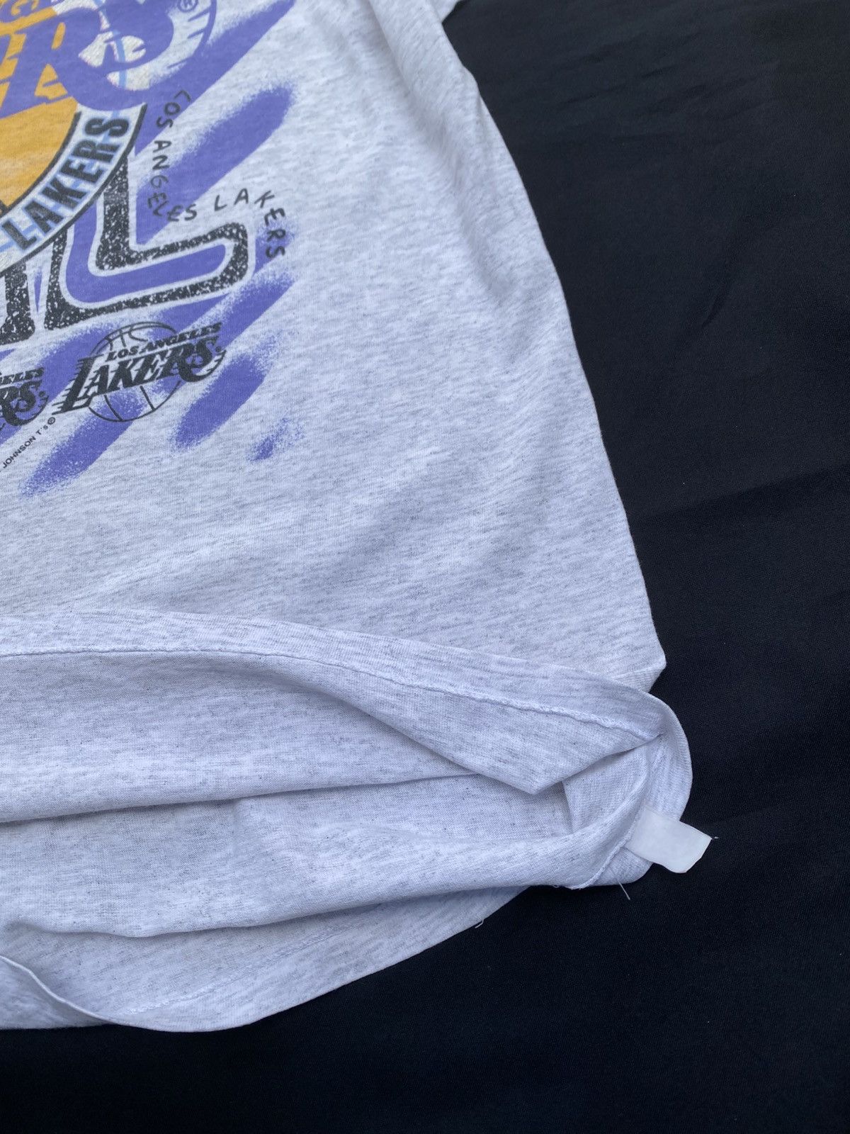 NBA Rare Vintage 90s L.A Lakers NBA Magic Johnson Tshirt Size US L / EU 52-54 / 3 - 17 Thumbnail