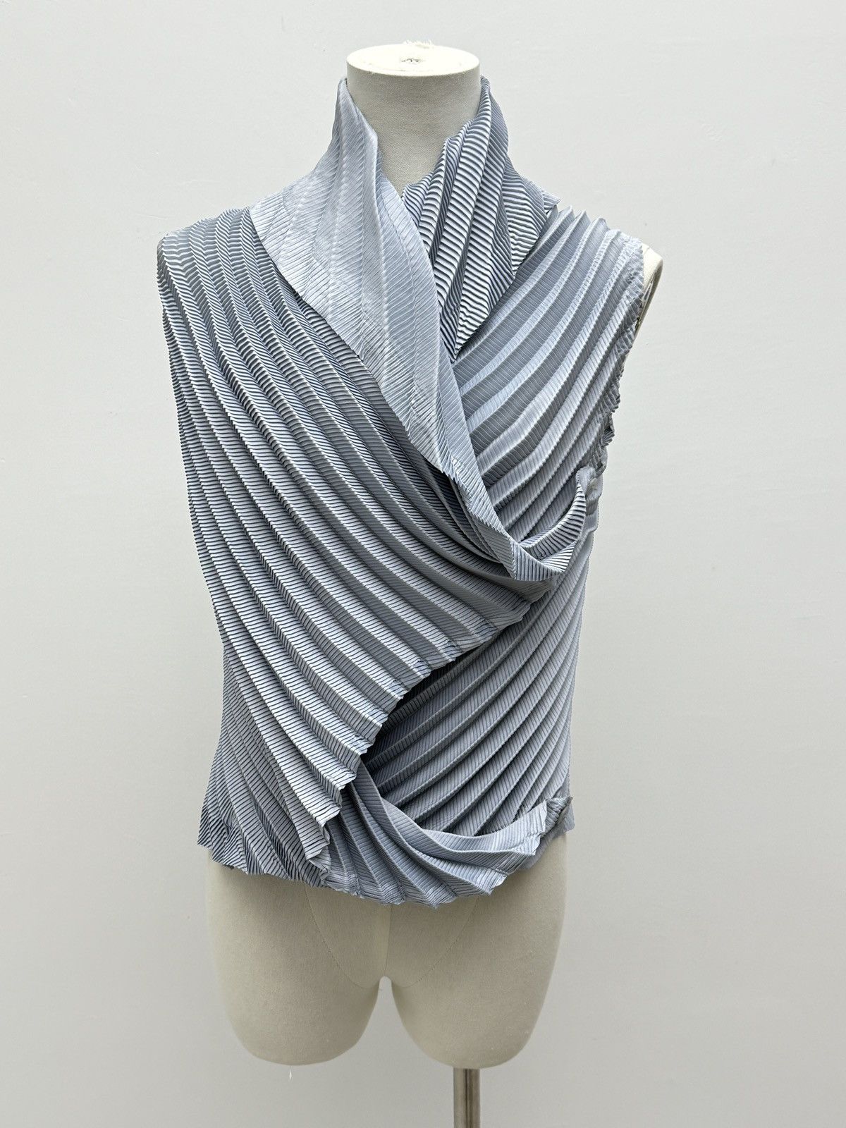 Issey Miyake × Vintage Blue Origami Pleated Vest Size M / US 6-8 / IT 42-44 - 1 Thumbnail
