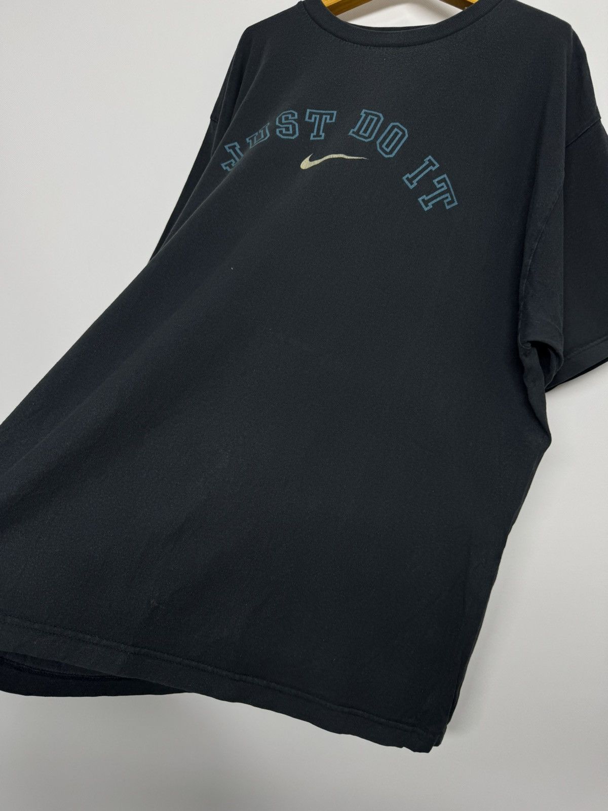 Nike Vintage Nike Center Swoosh T Shirt Tee Big Logo Spellout Y2K Size US XL / EU 56 / 4 - 8 Thumbnail