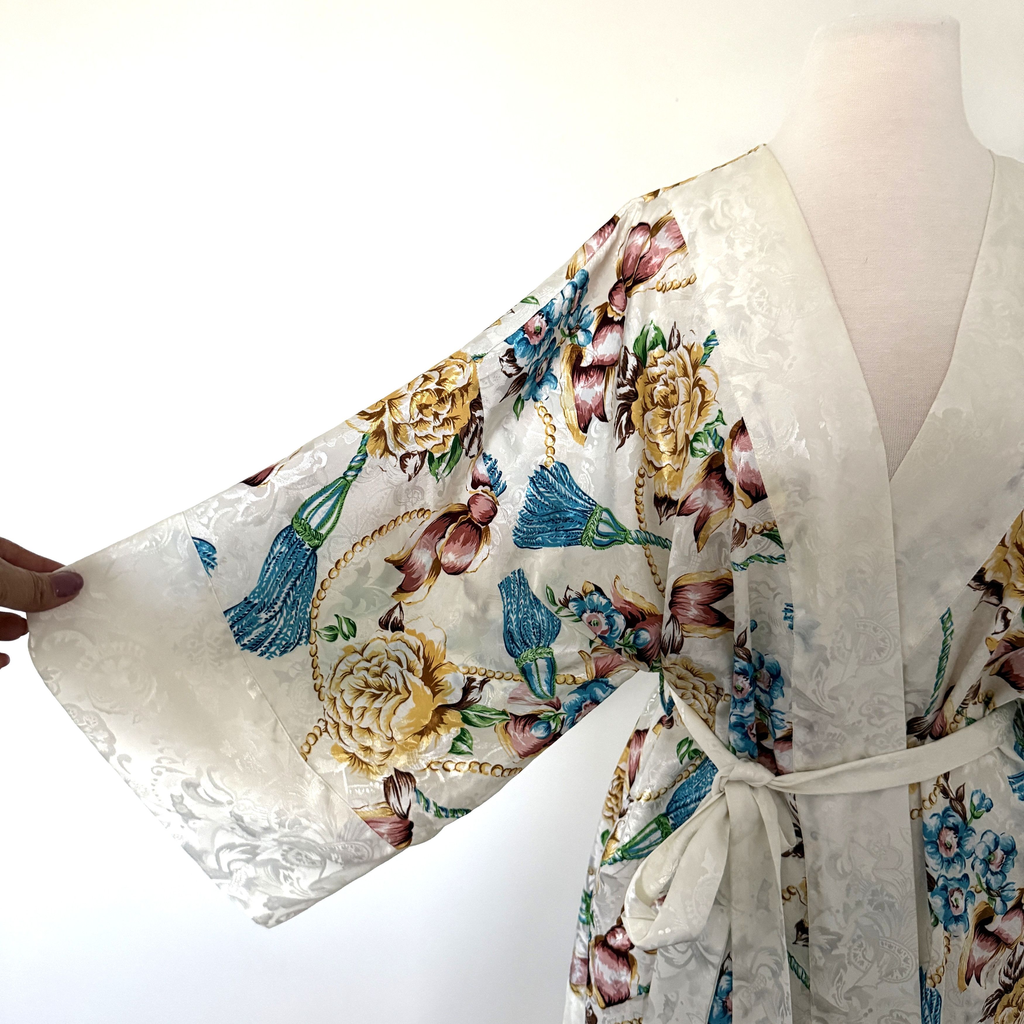 Victoria's Secret Victorias Secret Kimono Robe Floral Gold Label Coquette Size ONE SIZE - 3 Thumbnail