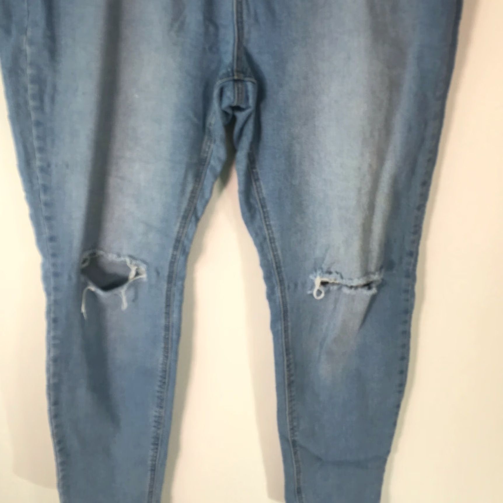 Forever 21 FOREVER 21 Plus Skinny Jeans Distressed Blue Size 18 30" Inseam Mid Rise Womens Size 40" / US 18 - 5 Thumbnail