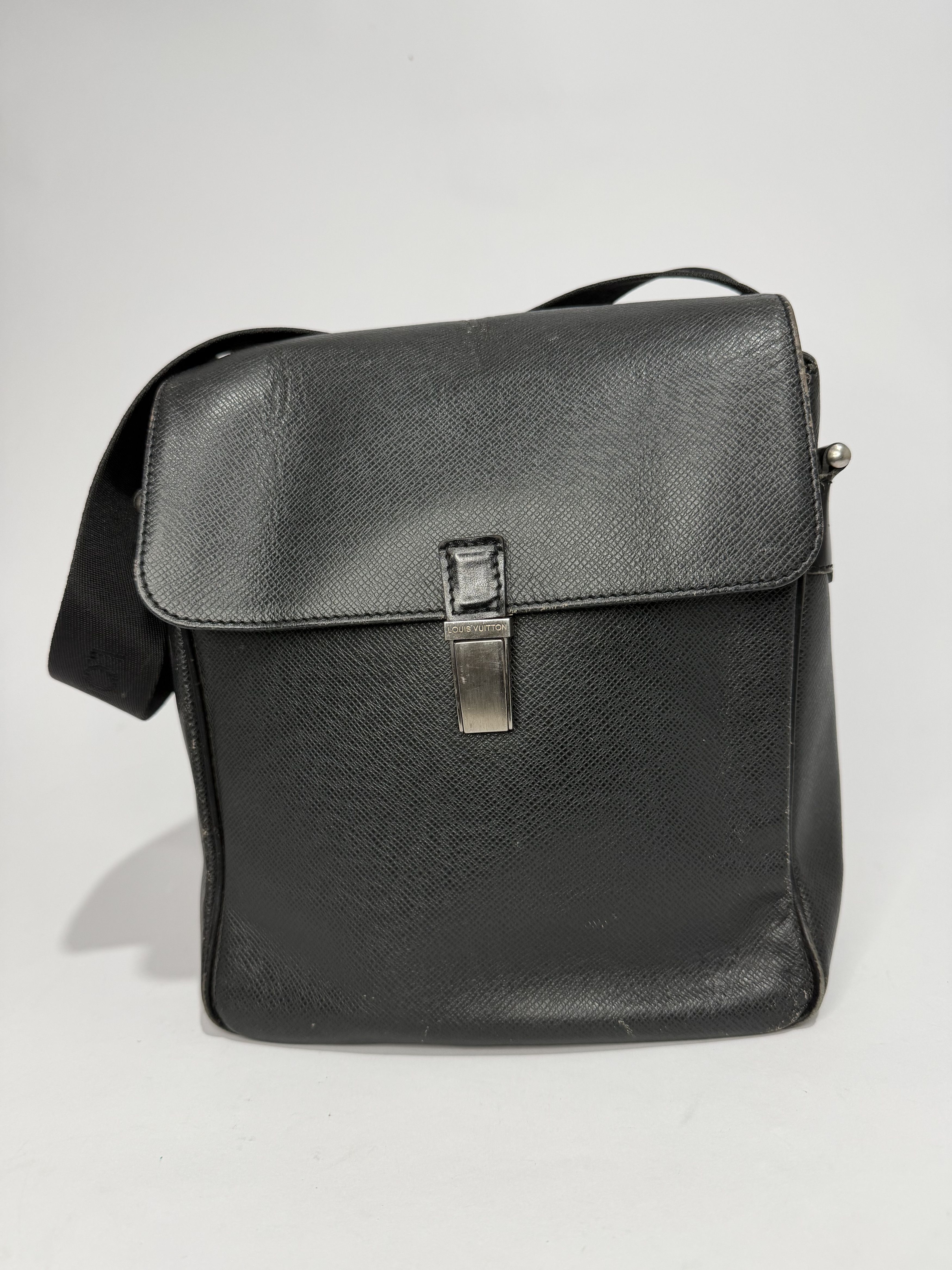 Louis Vuitton LOUIS VUITTON Black Taiga Leather Yaranga Porte Messenger Size ONE SIZE - 1 Thumbnail