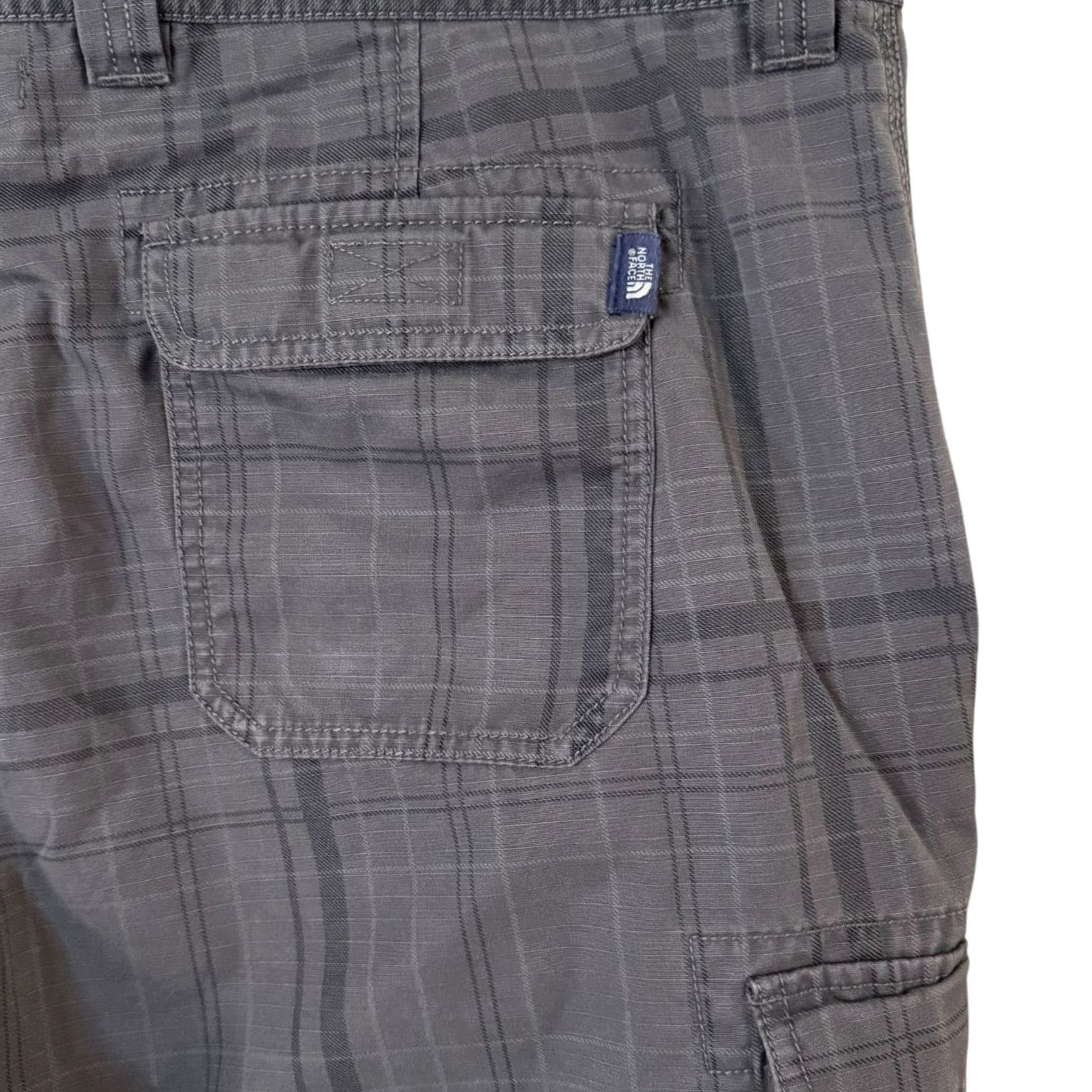 The North Face The North Face Relaxed-Fit Plaid Cargo Shorts Gray Men Size 40 Hiking Outdoors Casual Travel Summer Spring Fall 6-Pockets Cargo Pocket Easy Care Mens Size US 40 / EU 56 - 7 Thumbnail
