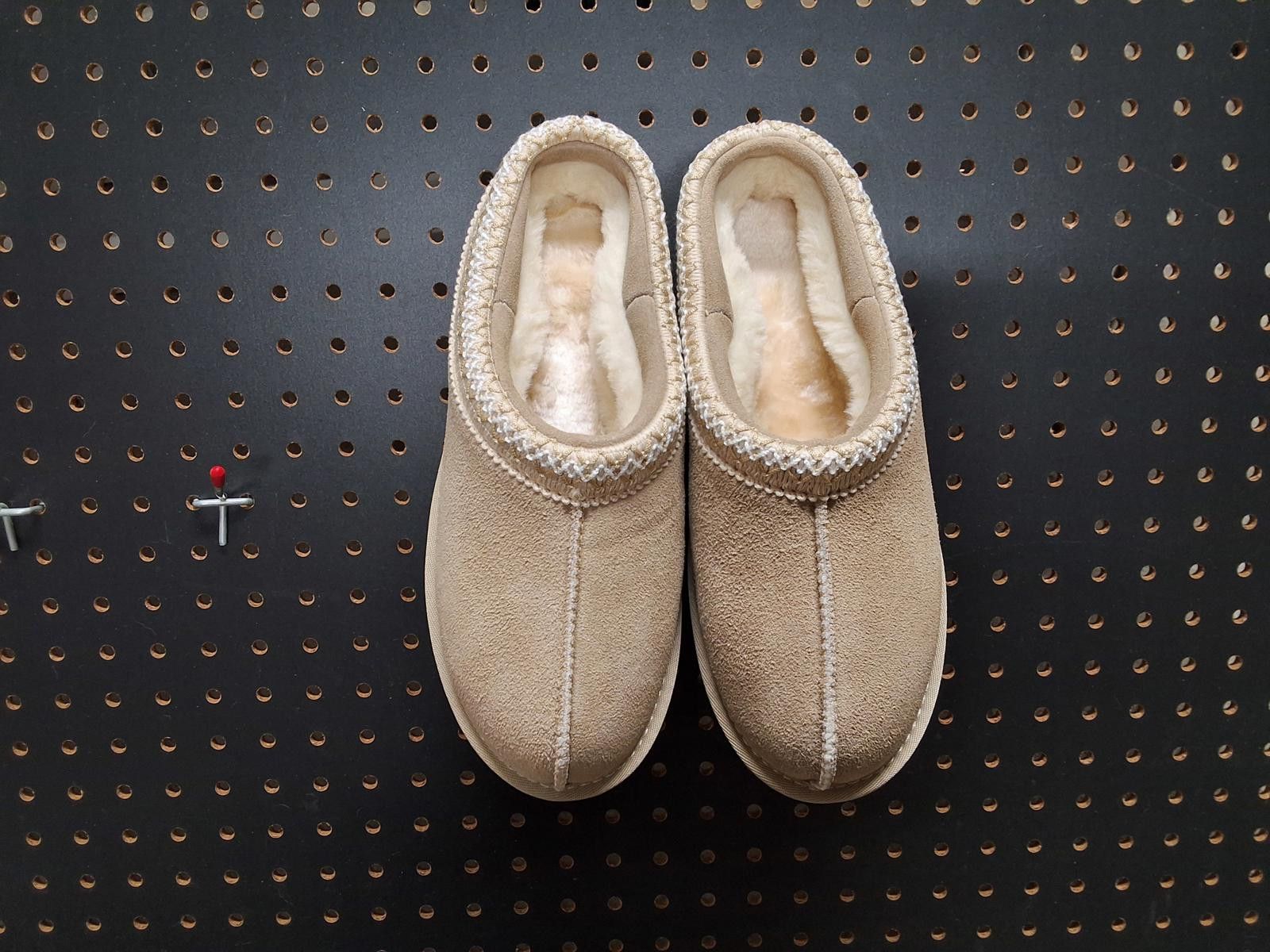 Unknown London Cozy Beige Women's Slippers - Grab 'Em Before They're Gone! Size US 7.5 / IT 37.5 - 2 Thumbnail