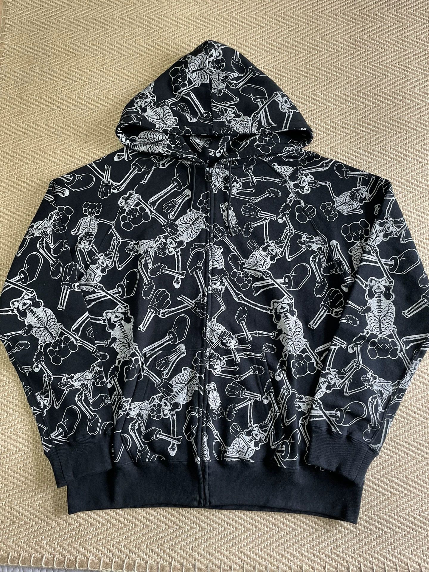 Original Fake OriginalFake KAWS Early Release Hoodie Full Print L Like New Size US L / EU 52-54 / 3 - 1 Thumbnail