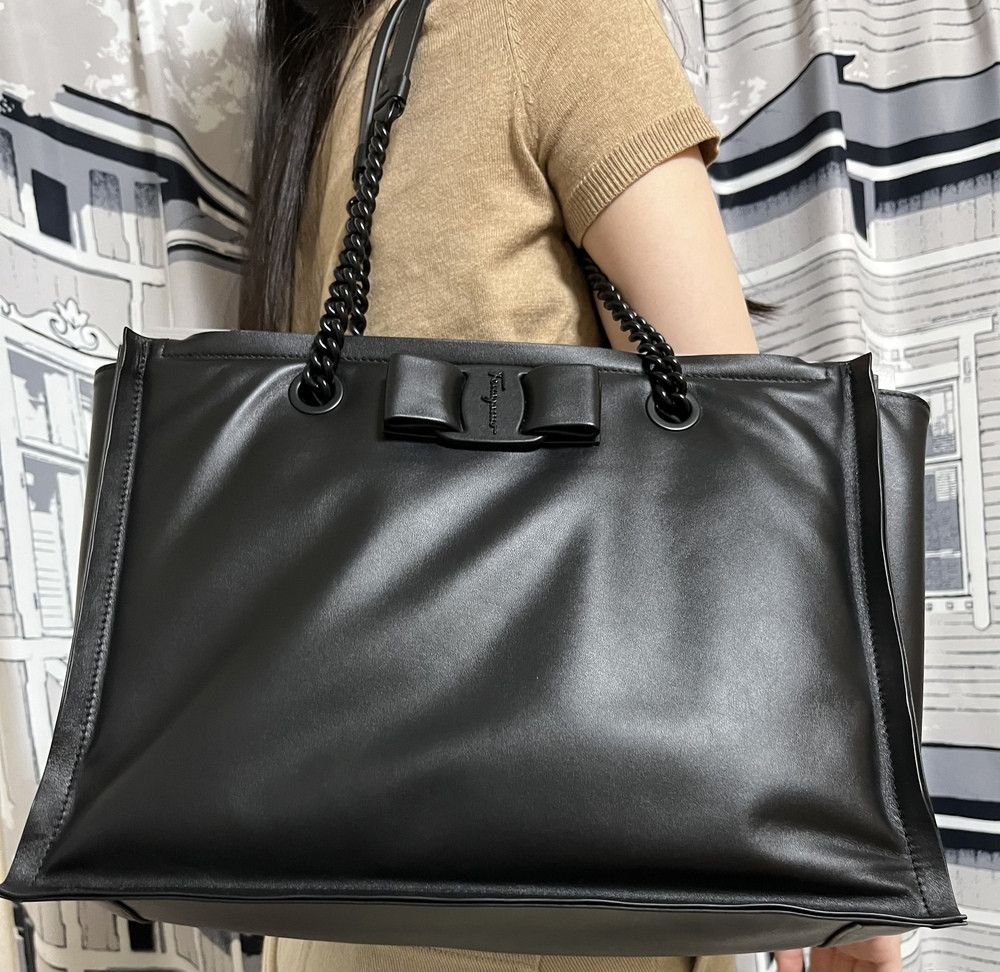 Salvatore Ferragamo o1s1rm0924 Size: OS / Viva Tote Handbag in Black Size ONE SIZE - 7 Thumbnail