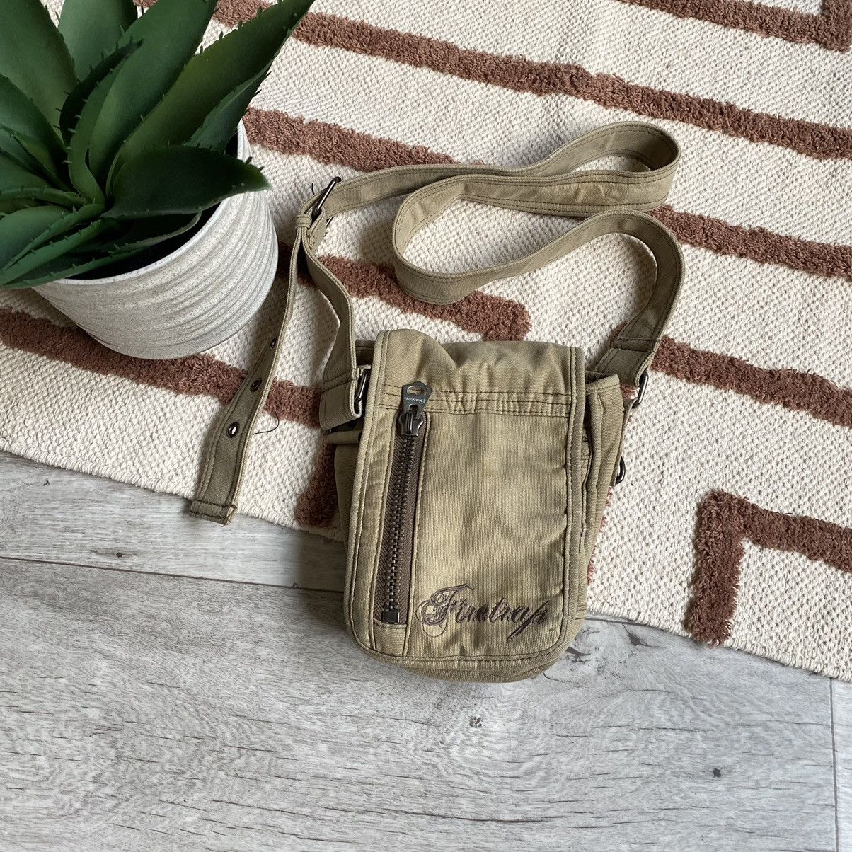 Japanese Brand VINTAGE FIRETRAP JAPANESE STYLE Y2K CROSSBODY BAG Size ONE SIZE - 1 Thumbnail