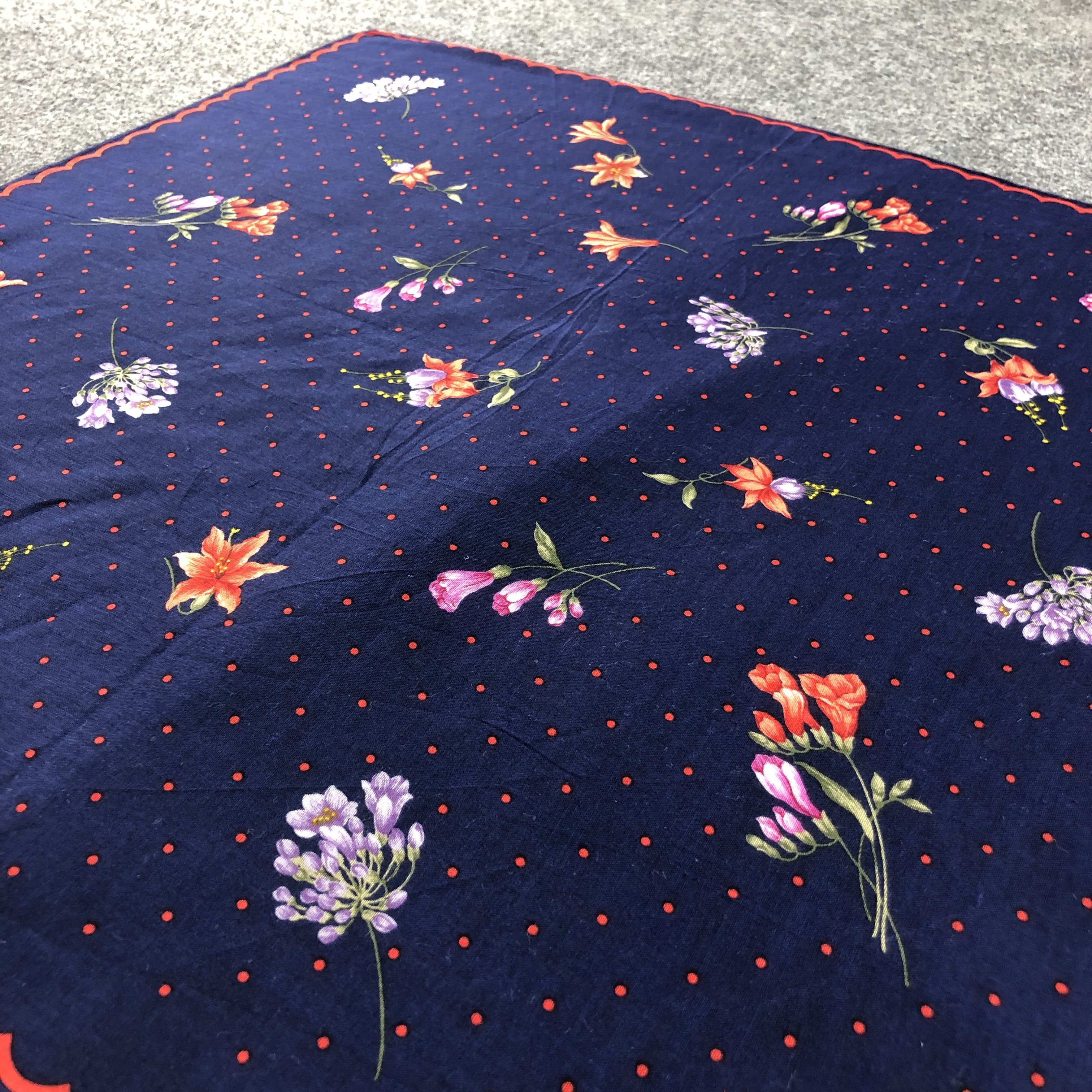 Vintage ValenTINO GarAVANI Handkerchief Neckerchief Bandana H2680 Size ONE SIZE - 3 Thumbnail