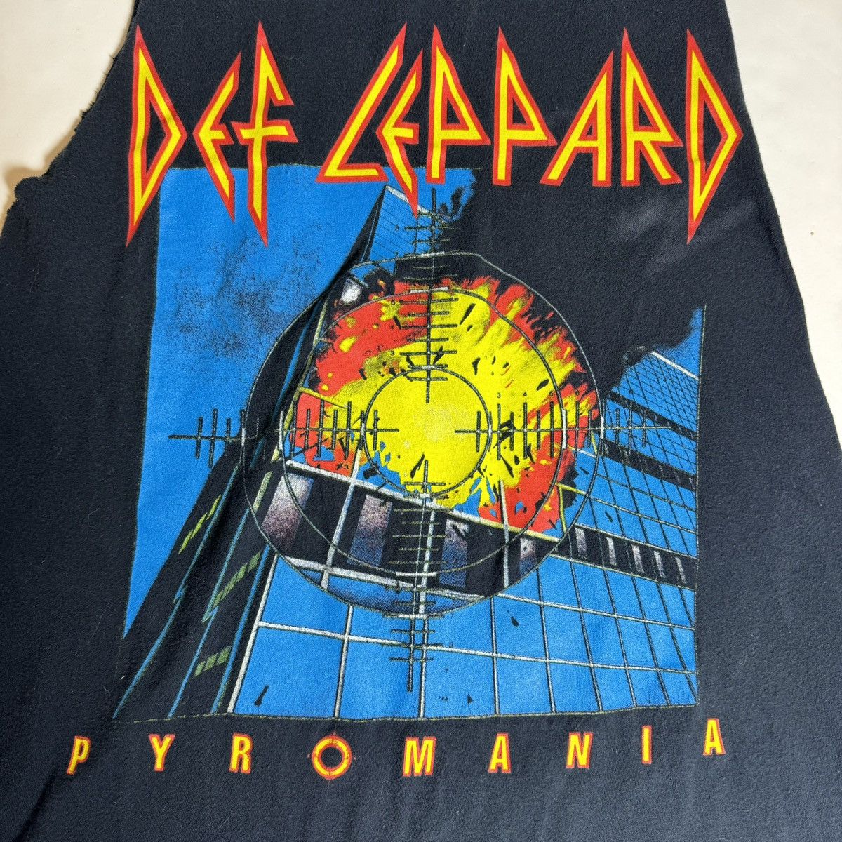 Band Tees × Def Leppard Def Leppard Pyromania Cut-Off Double-Sided Rock Tour T-Shirt Size US S / EU 44-46 / 1 - 2 Thumbnail