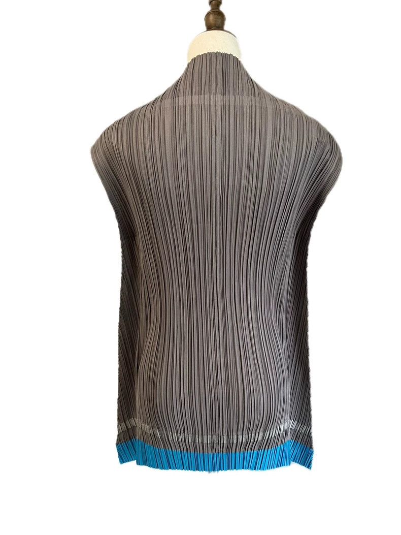 Issey Miyake Issey Miyake size:2 Dark grey pleated irregular-shaped top Size XS / US 0-2 / IT 36-38 - 2 Thumbnail
