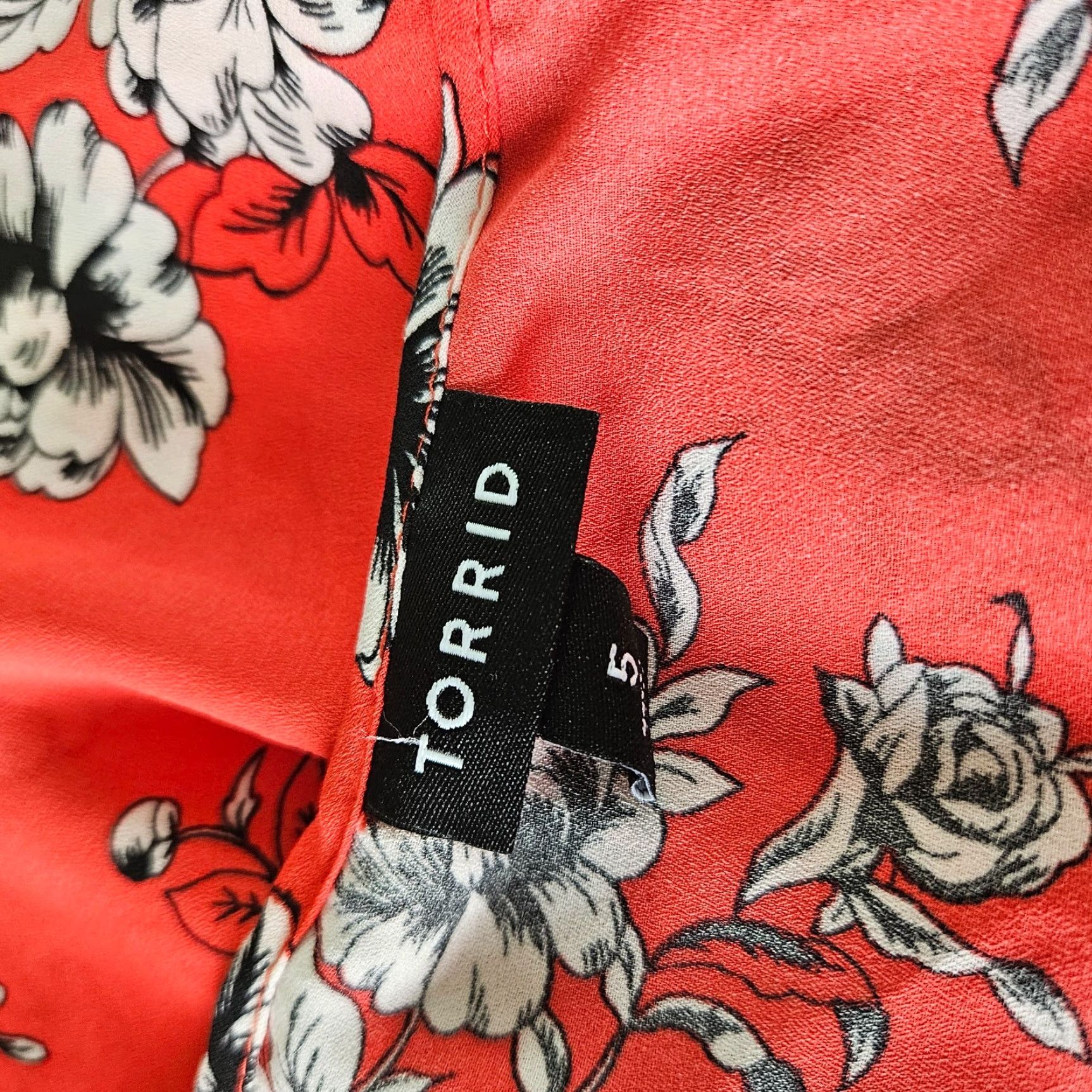 Torrid Torrid Top Sz 5X Red White Floral Sleeveless Keyhole Womens Size XXL / US 16-18 / IT 52-54 - 4 Thumbnail