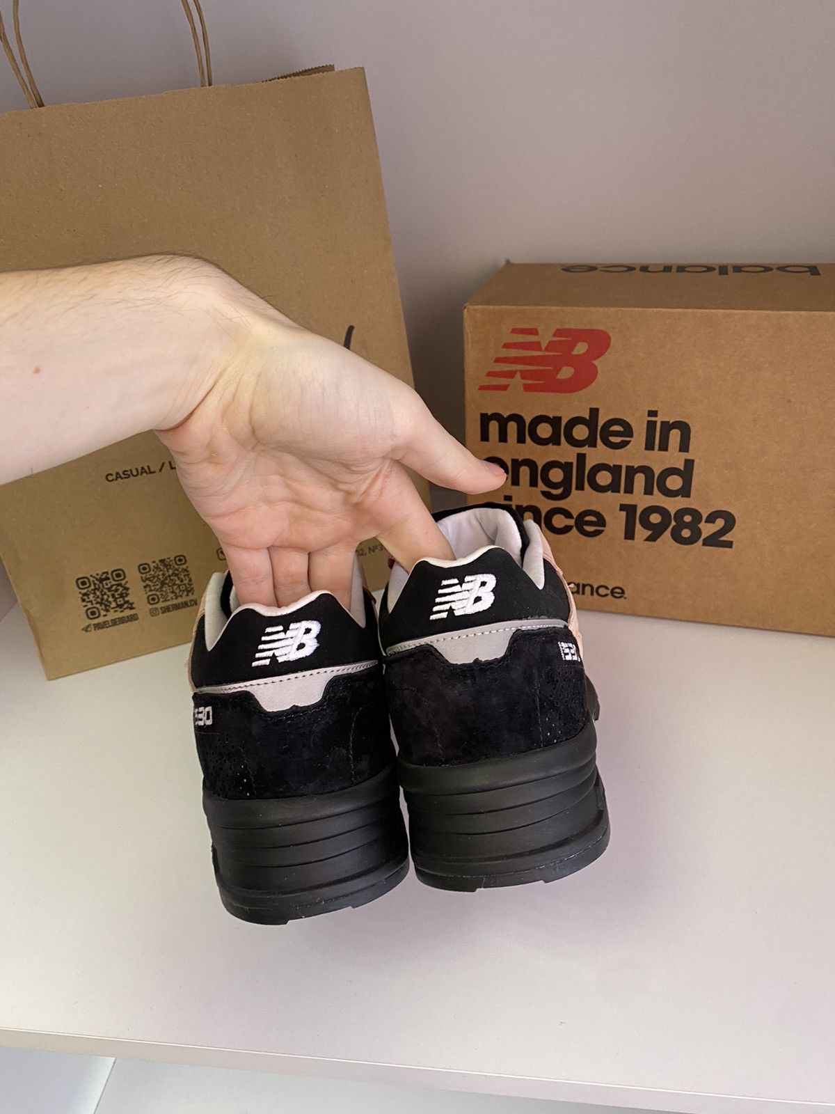 New Balance NEW BALANCE M1530SVS CORAL PINK BLACK MADE IN ENGLAND Size US 9.5 / EU 42-43 - 14 Thumbnail