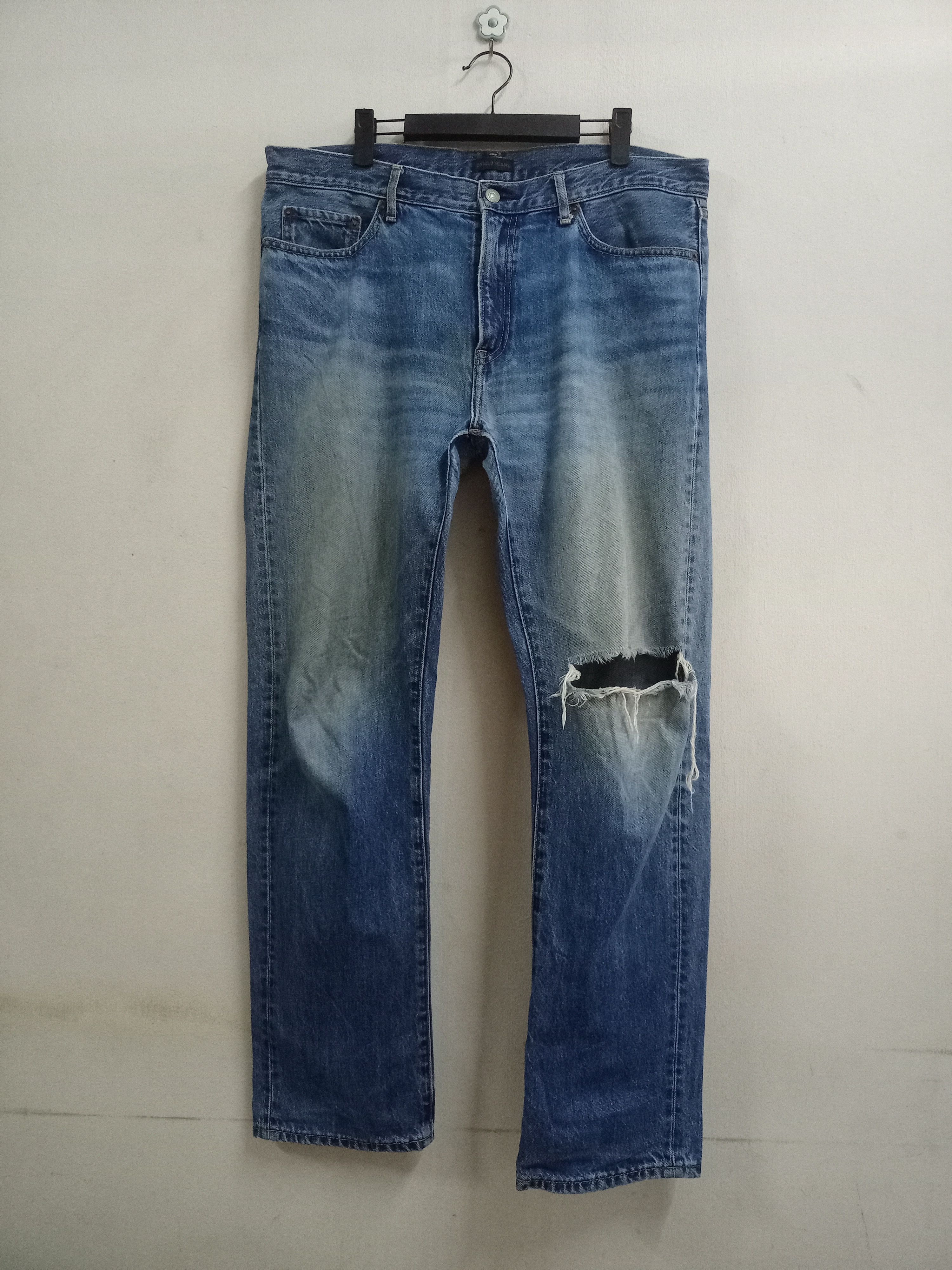 image of Distressed Denim x Uniqlo Vintage Japanese Uniqlo Blue Wash Distressed Baggy Jeans, Men's (Size 36)