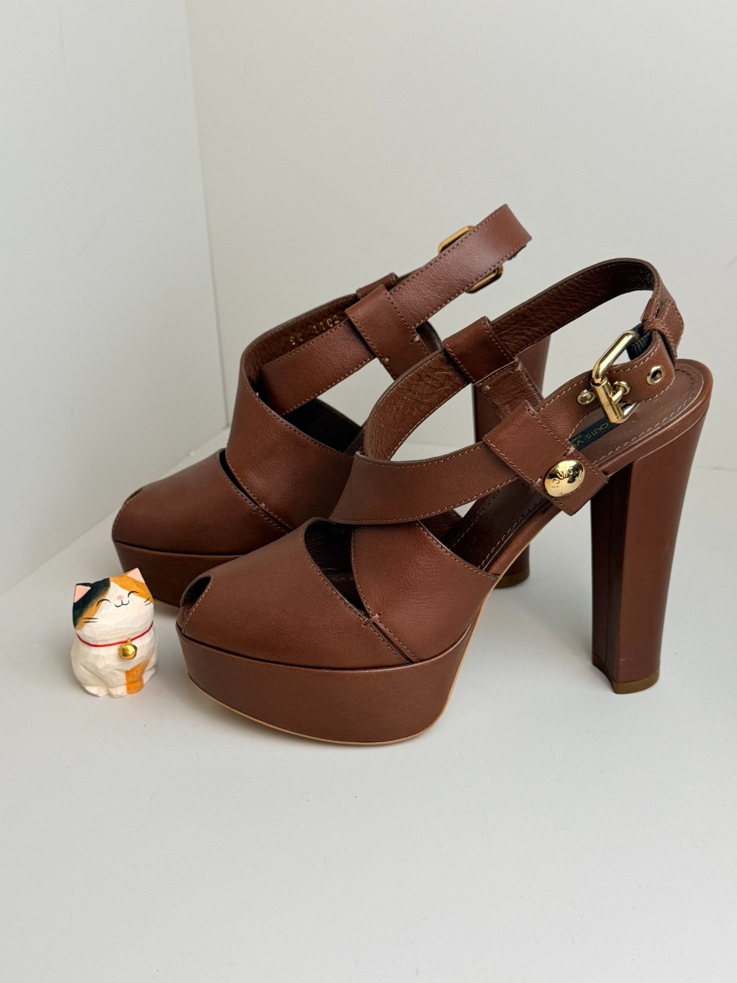 Louis Vuitton Louis Vuitton Waterproof Sandals us_7-5 Women Size US 7.5 / IT 37.5 - 1 Thumbnail