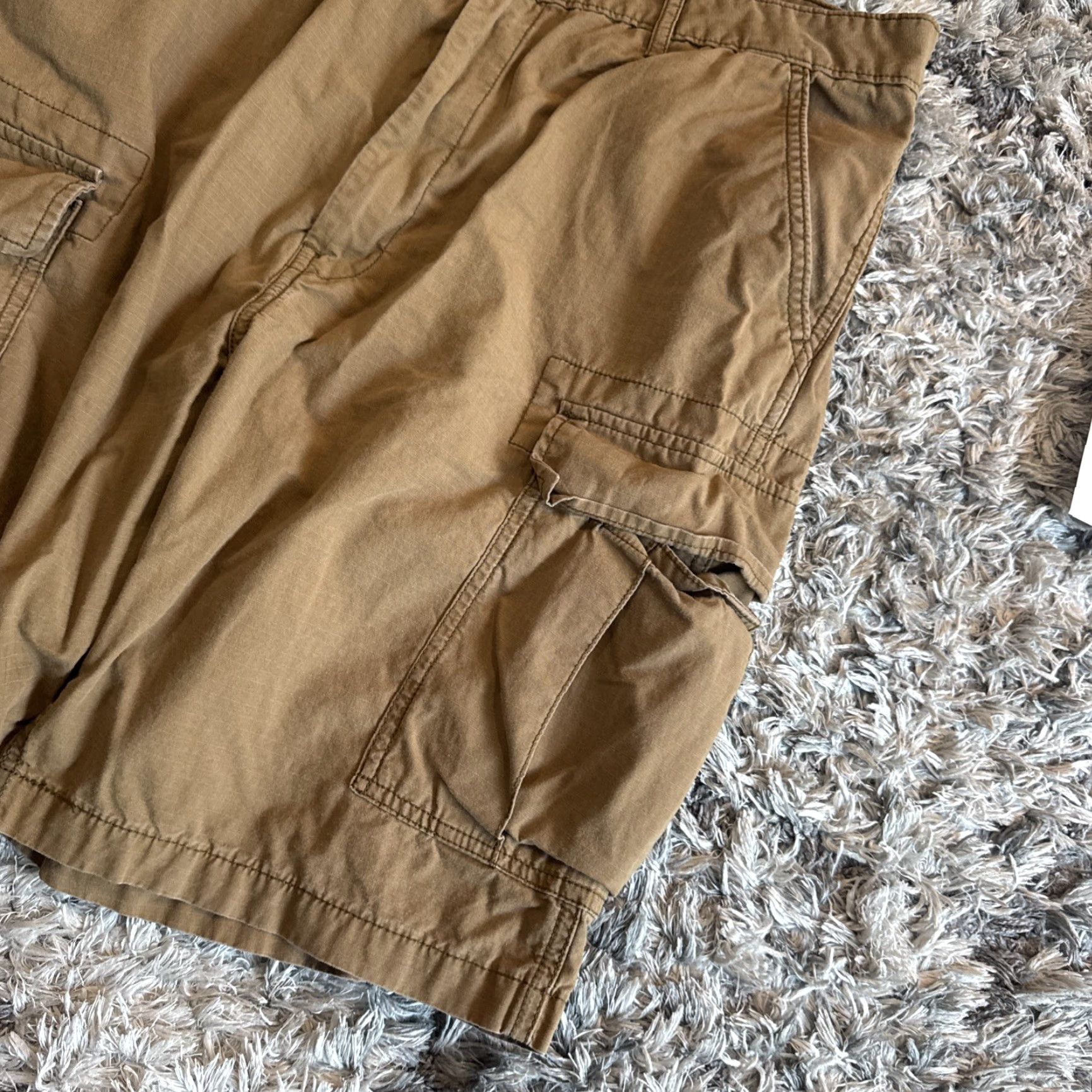 Levi's VINTAGE Levi's Cargo Shorts Men 38 Khaki Multi Pocket Casual Beige Y2K Rare Sz 38 Size US 38 / EU 54 - 2 Thumbnail