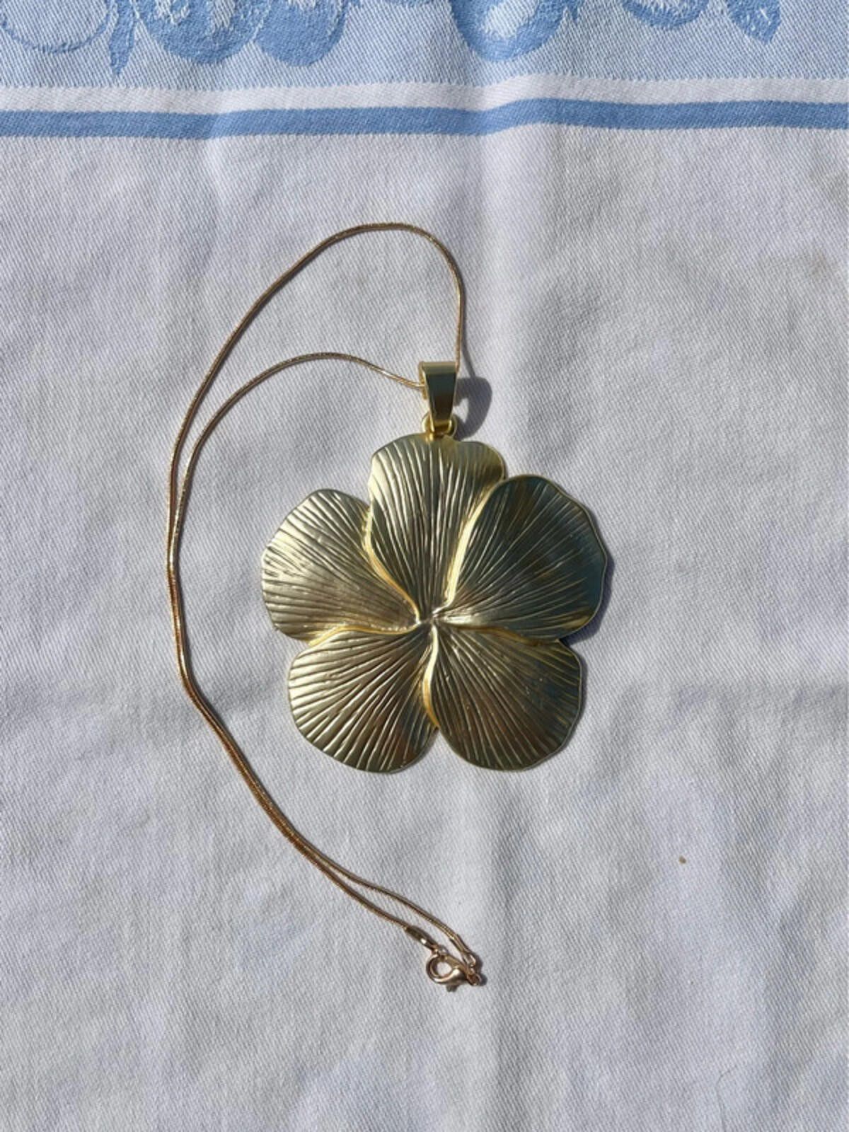 Other Gold plated hibiscus flower pendant statement necklace Size ONE SIZE - 2 Thumbnail