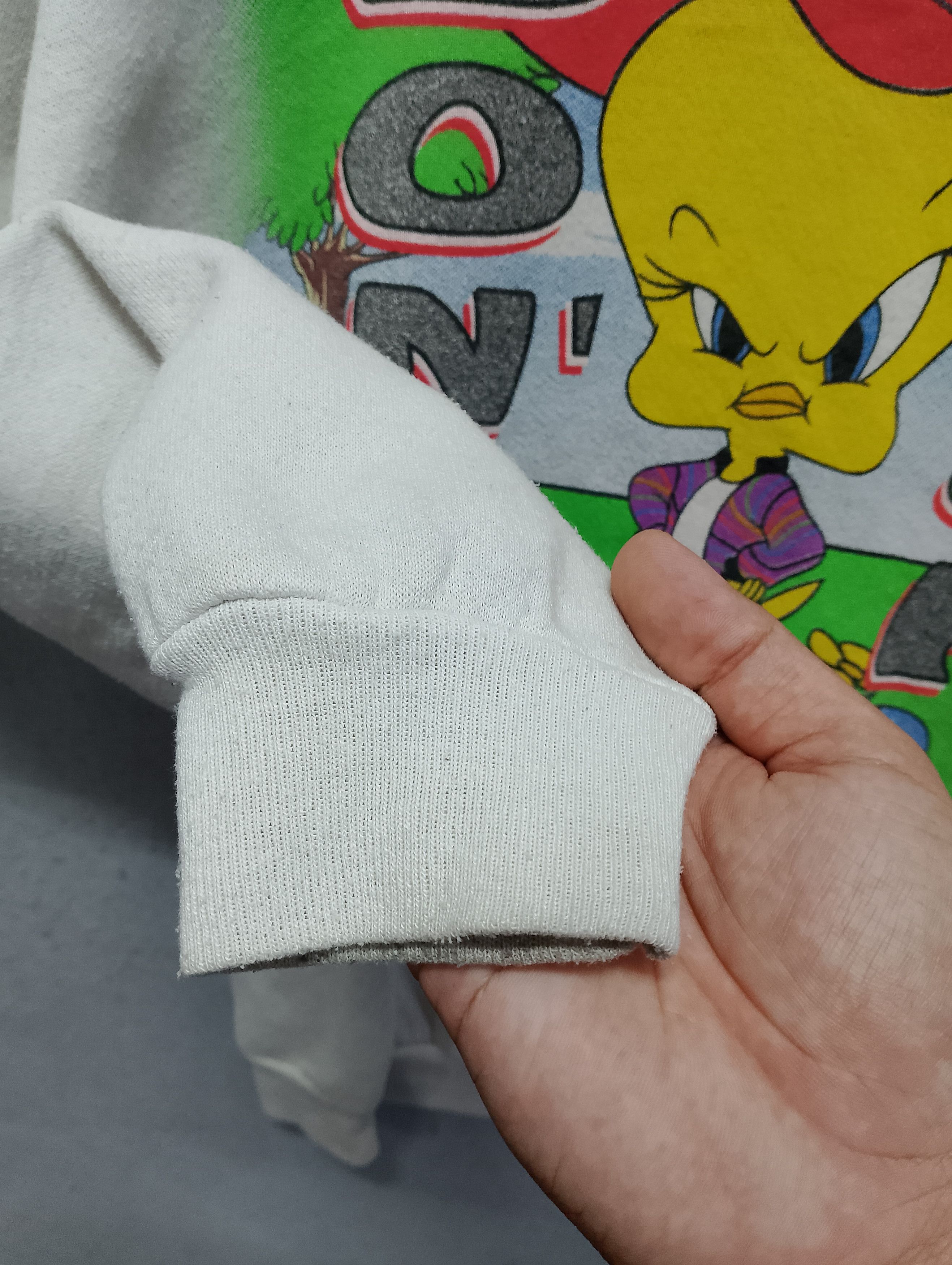 Vintage Vintage 1997 Warner Bros Tweety Bird Sweatshirt Size US L / EU 52-54 / 3 - 9 Thumbnail