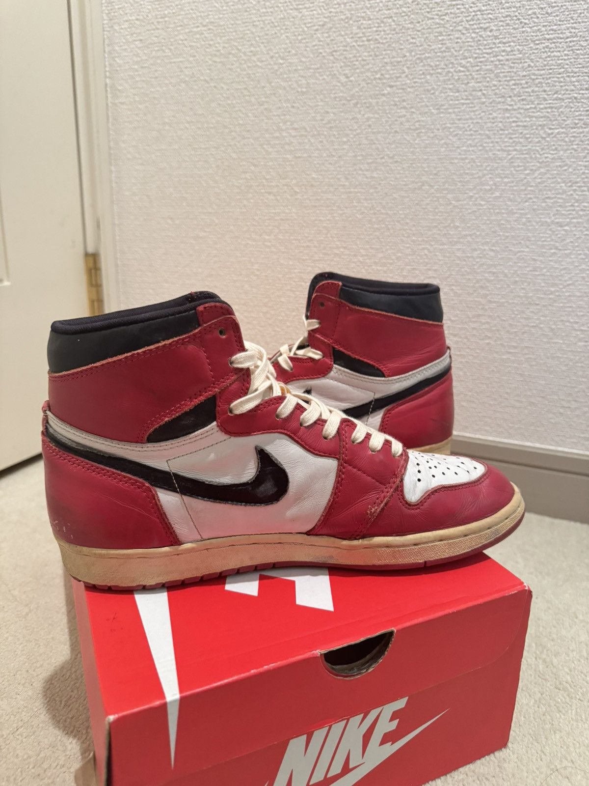 Jordan Brand very rare Nike Air Jordan 1 Retro High "Chicago" (1994) Size US 10 / EU 43 - 6 Thumbnail