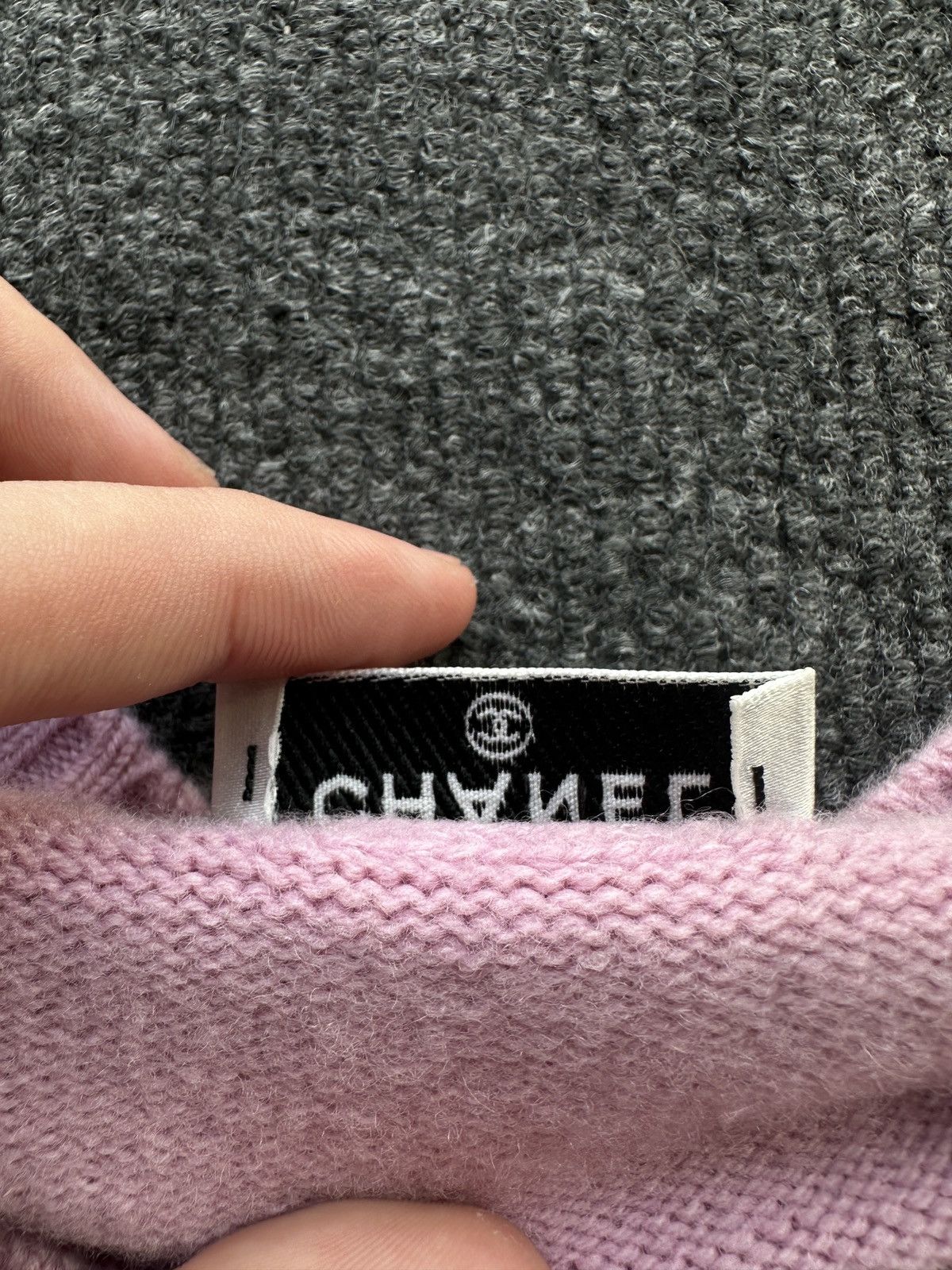 Chanel F/W 24 🚨 CASHMERE CHANEL 24B PINK CARDIGAN METAL LOGO BUTTON Size XS / US 0-2 / IT 36-38 - 9 Thumbnail