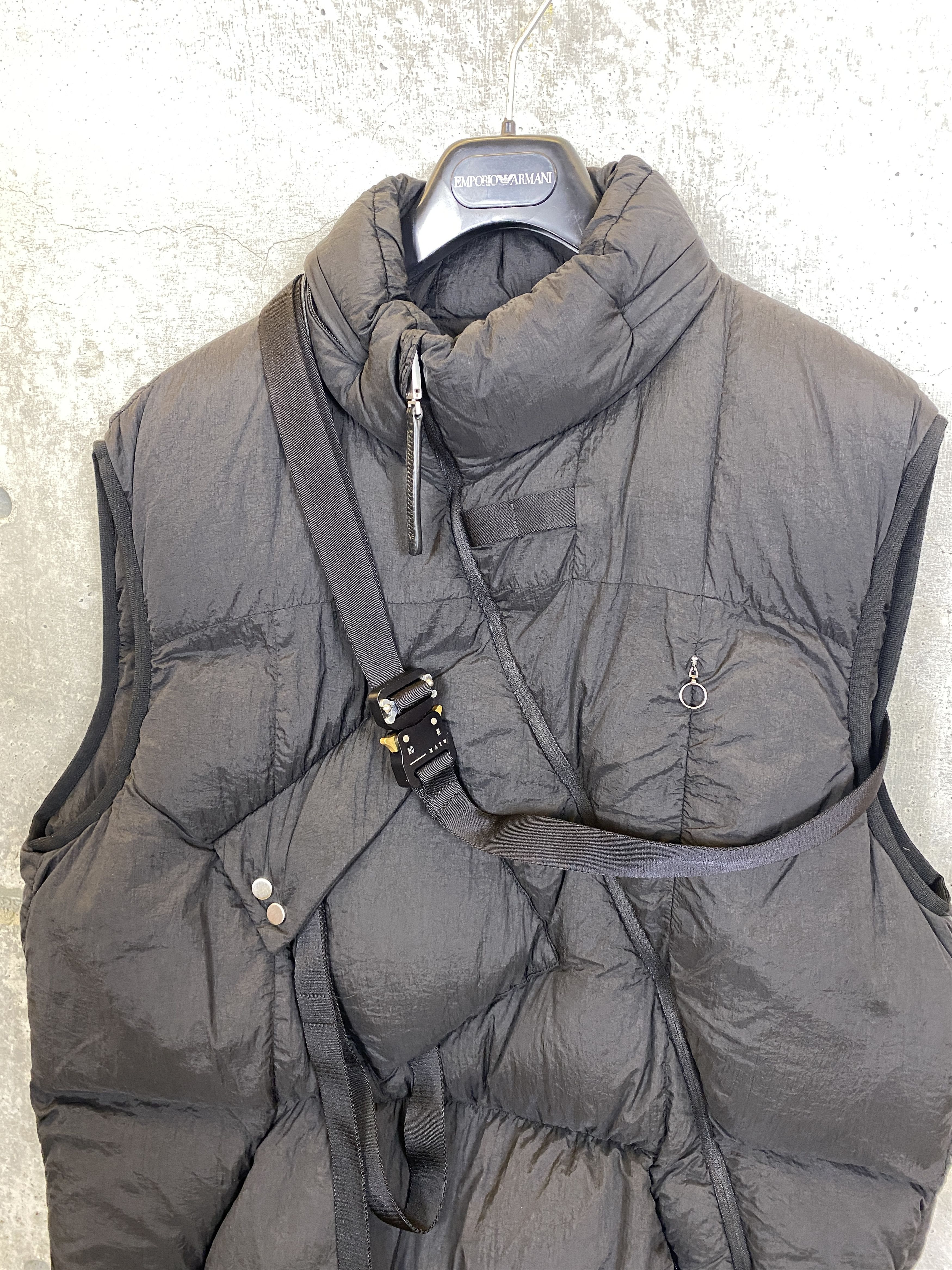 1017 ALYX 9SM NWT $1590 1017 9SM ALYX Asymmetric DOWN VEST Size US XL / EU 56 / 4 - 4 Thumbnail