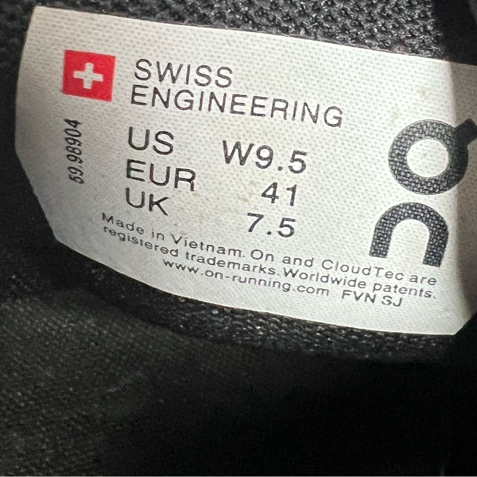 On Women's On Cloud 5 'Black/White' Sneakers - Size 9.5 CLEAN Size US 9.5 / IT 39.5 - 11 Thumbnail