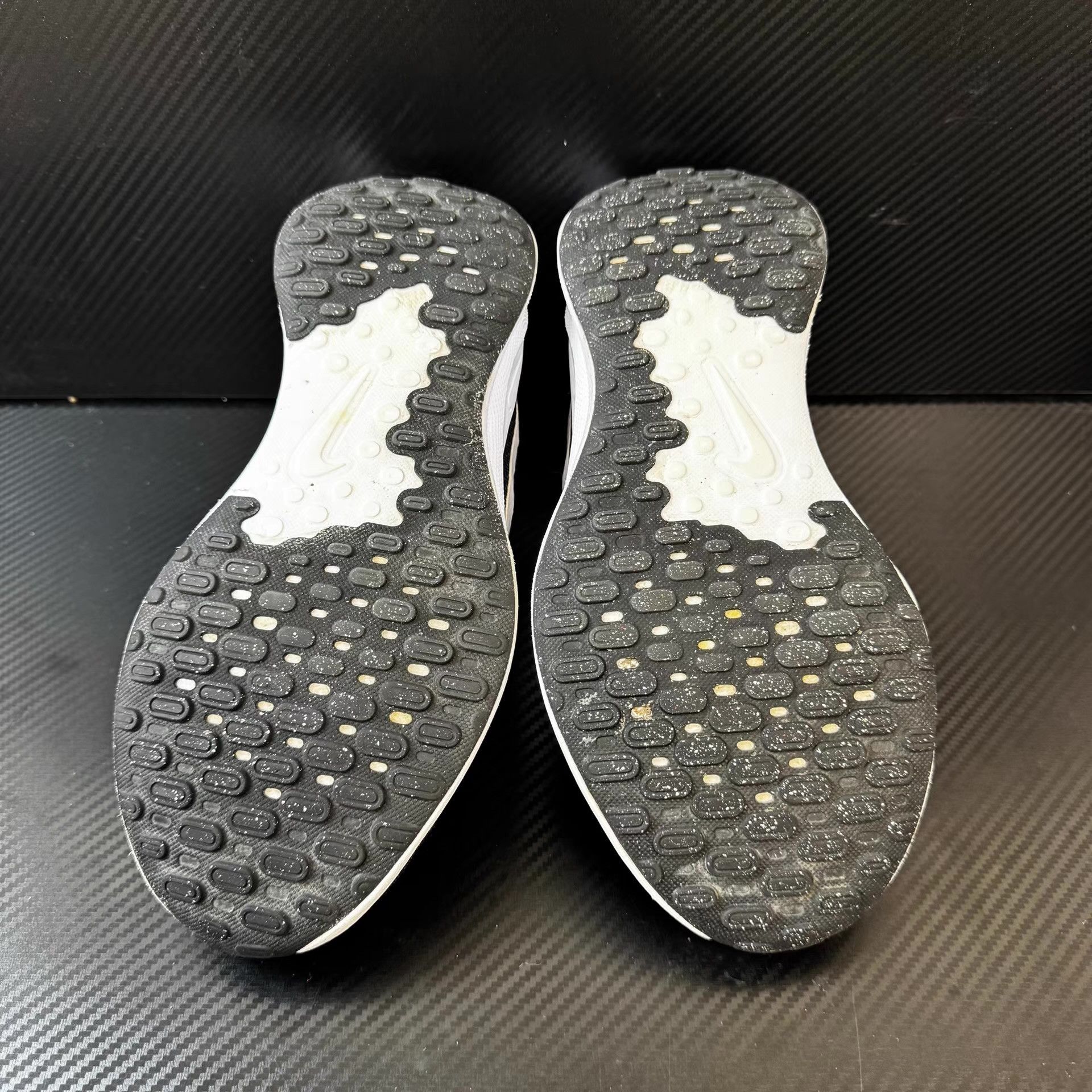Nike Nike Revolution 7 Running Shoes, Black & White Colorway Q10 Size US 8 / EU 41 - 4 Thumbnail