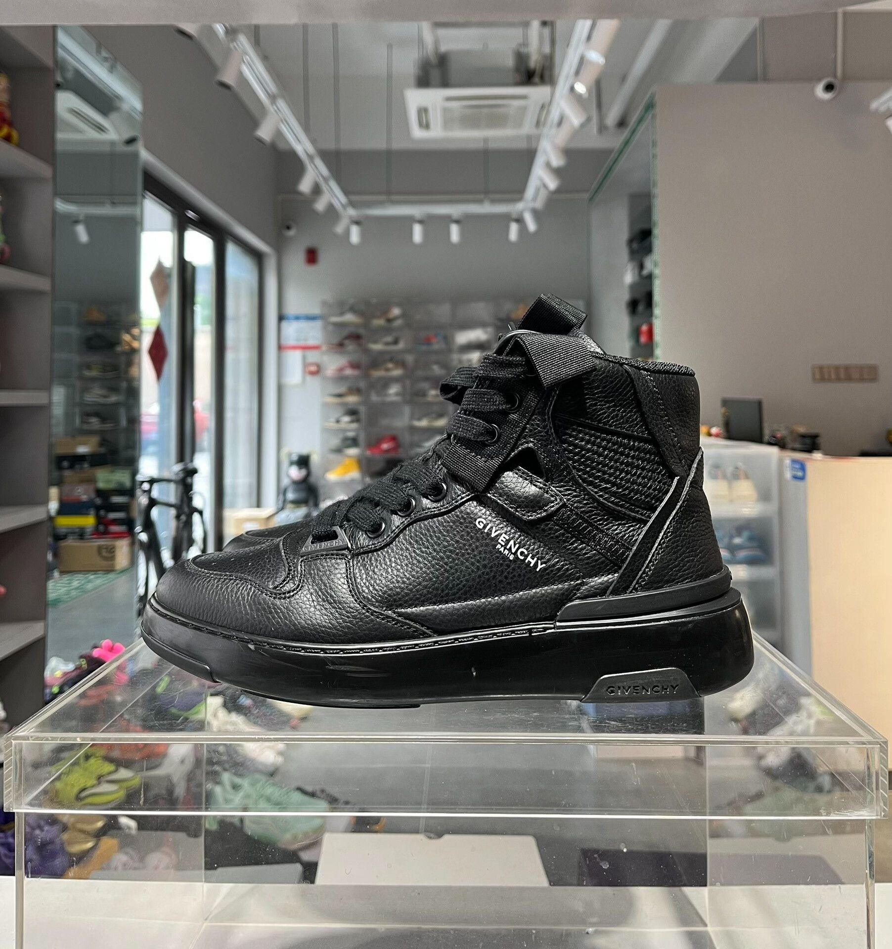 Givenchy Givenchy Retro Black Lowtop Sneakers 6 Men Size US 6 / EU 39 - 1 Thumbnail
