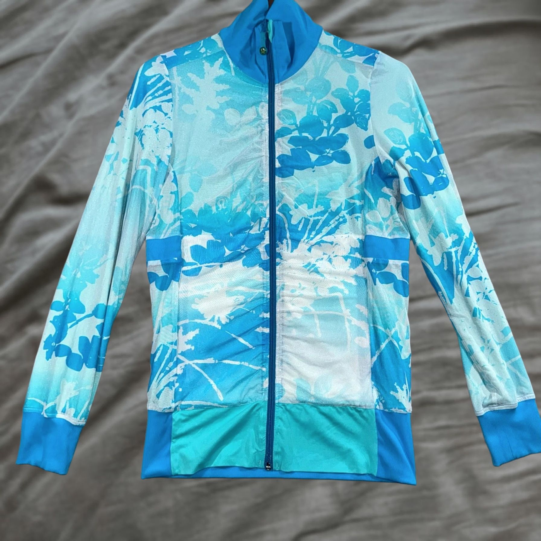 Lululemon Lululemon Reversible Raja Floral Track Jacket Women's Medium Blue Floral Zip Jacket Size M / US 6-8 / IT 42-44 - 1 Thumbnail