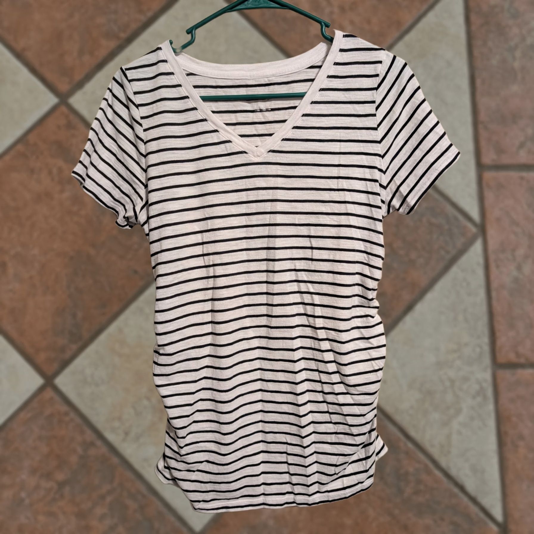 Asics LIZ LANGE MATERNITY T-Shirt V-Neck Wardrobe Basics Short Sleeve SMALL Black Stripe White with Black Stripes Multicolor pattern Mens? Size 28" / US 6 / IT 42 - 1 Thumbnail