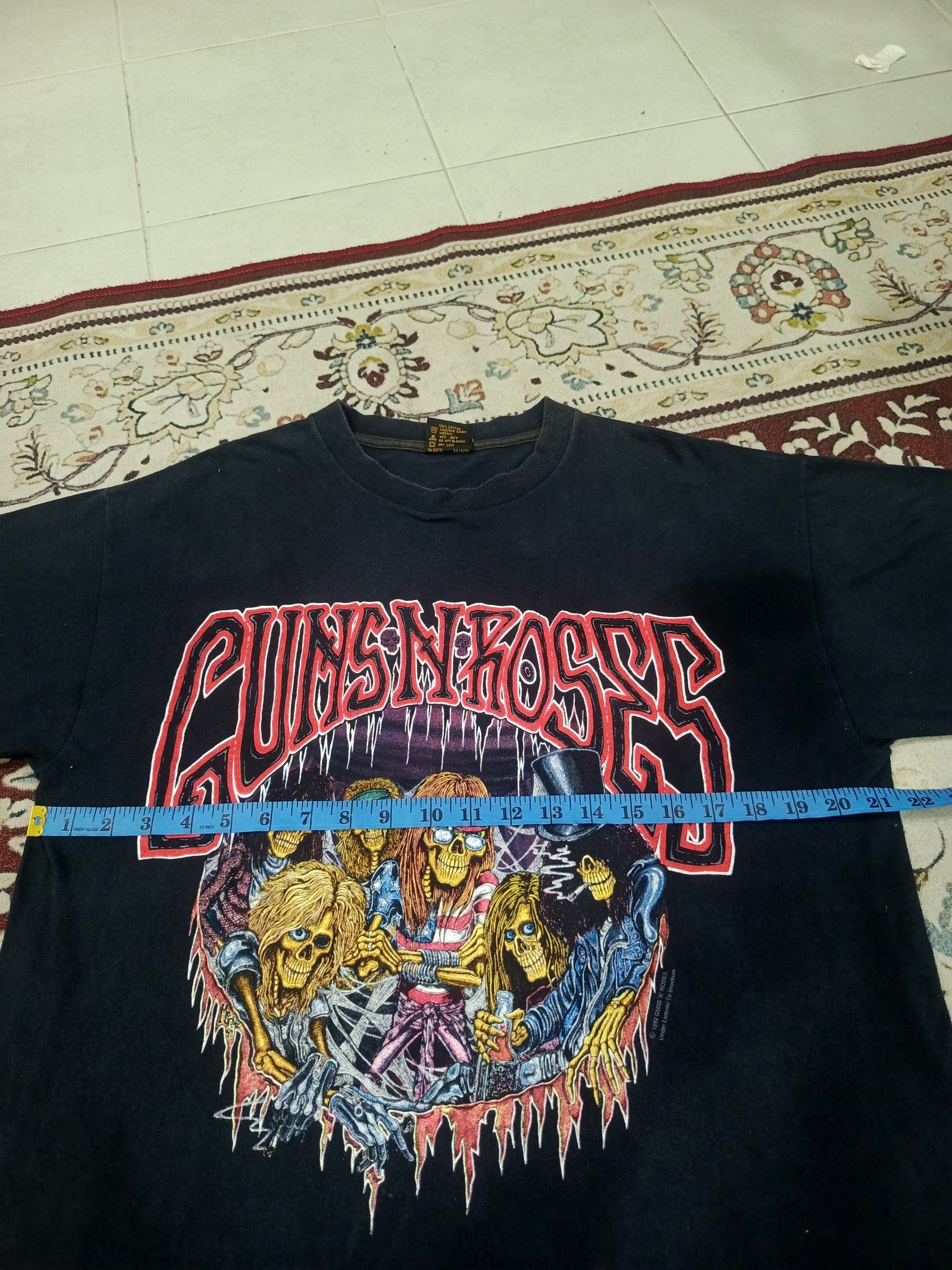 Vintage Vintage ‘92 Guns N’ Roses Tour Tee Size US L / EU 52-54 / 3 - 11 Thumbnail
