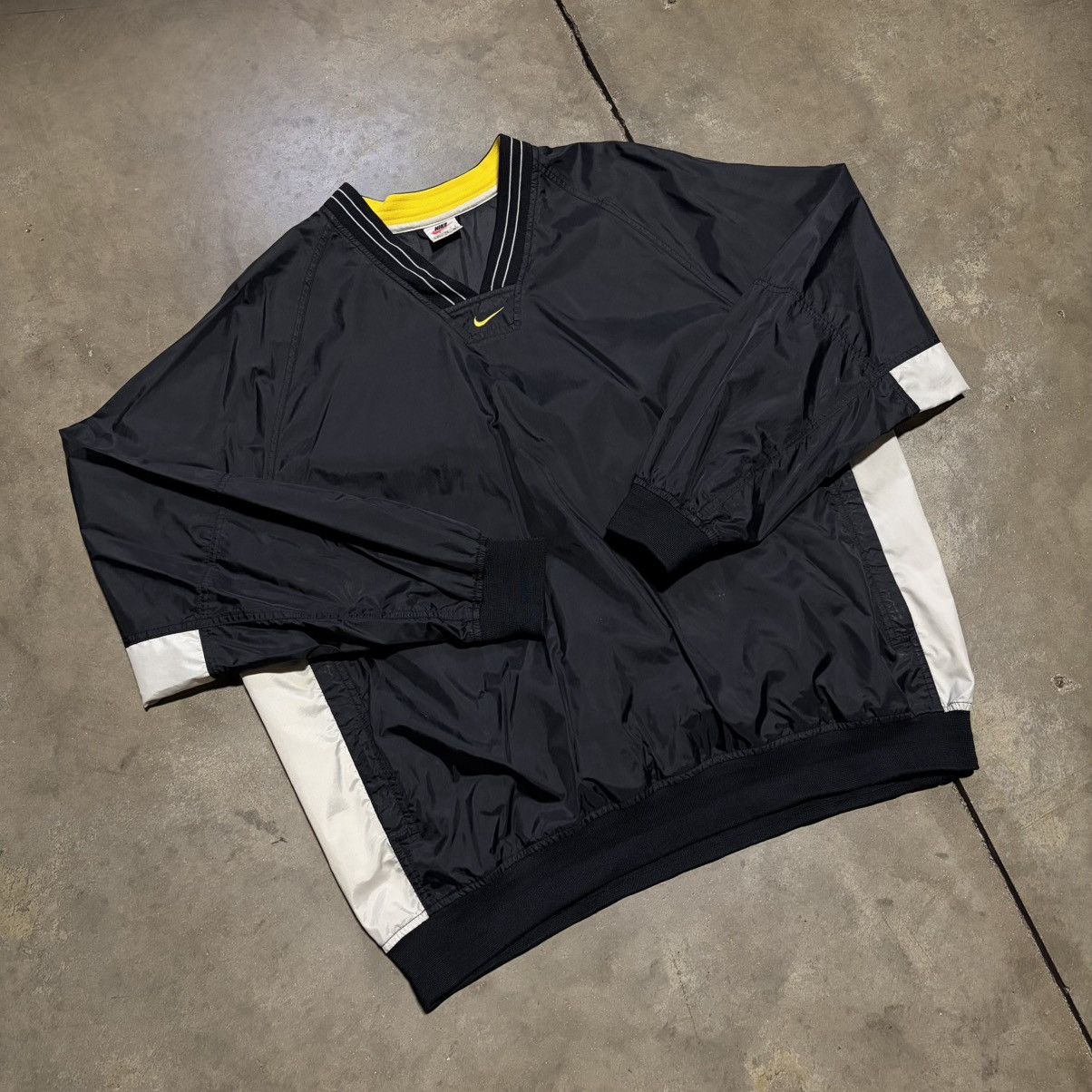 Nike Vintage Nike Windbreaker Track Jacket Pullover Center Swoosh Size US XL / EU 56 / 4 - 2 Thumbnail