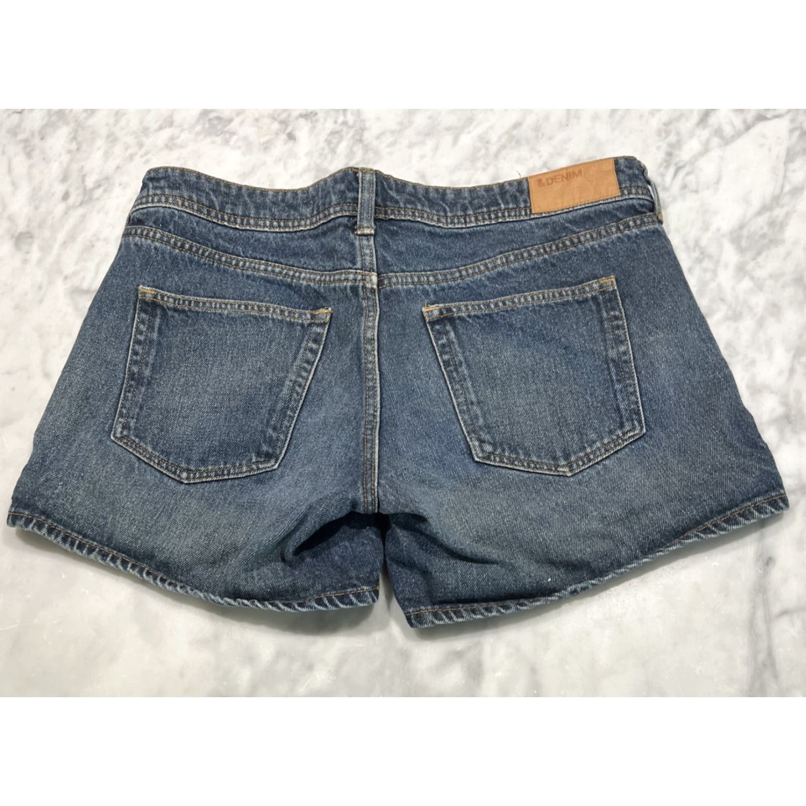 H&M H&M &Denim Denim Jean Shorts Womens Size 10 Low Waist Medium Wash Stretchy (Blue) Casual Summer Women Regular Rise High Inseam 4 in Size 32" / US 10 / IT 46 - 3 Thumbnail