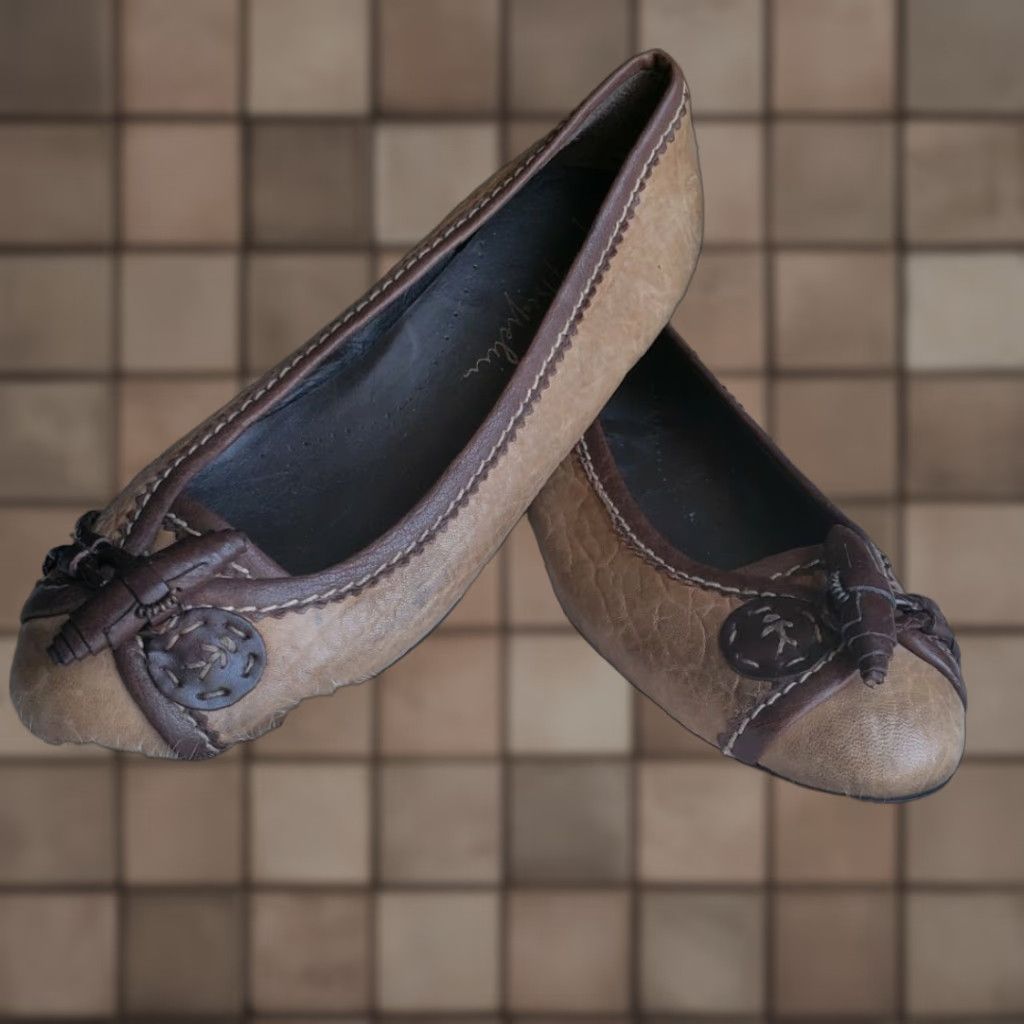 Vintage VINTAGE Henry Beguelin Toggle Ballet Flats Leather Brown 6/36 Womens Ballet Flat Slip On Toggle Detail Toe Art to wear Handmade in Italy Size US 6 / IT 36 - 1 Thumbnail