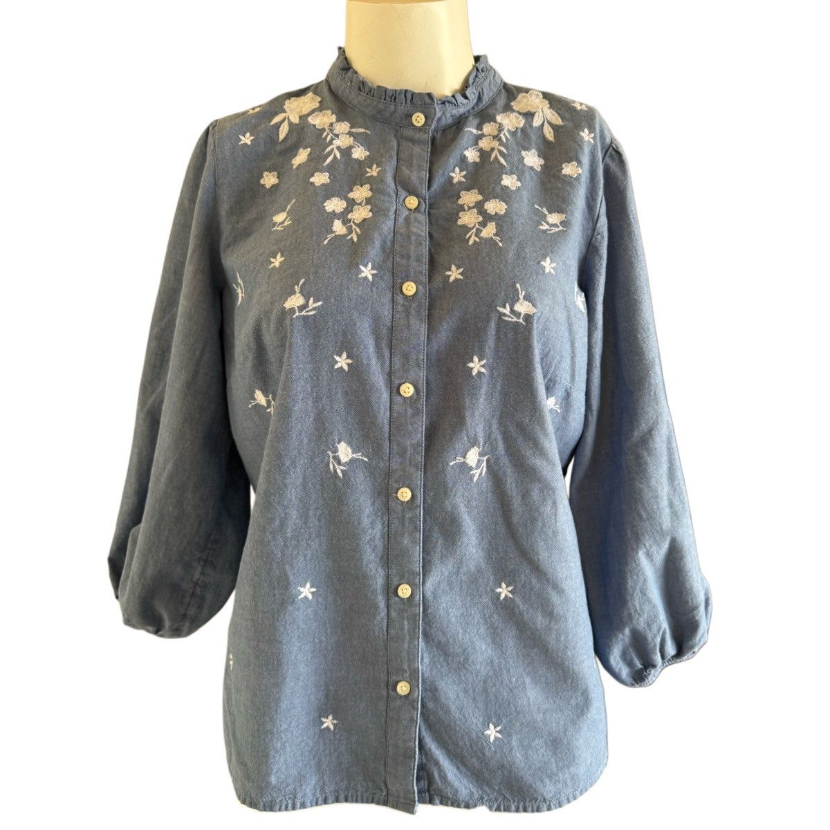 St. Johns Bay St. John’s Bay women’s M 100% cotton blue chambray white Size M / US 6-8 / IT 42-44 - 1 Thumbnail