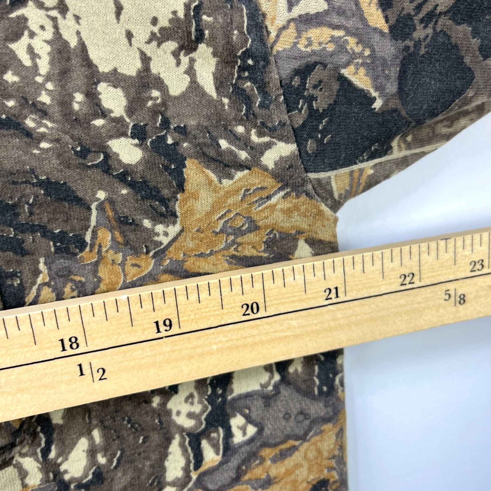 Realtree VINTAGE Realtree Camo Long Sleeve Shirt Large Made in USA Men's T-Shirt, Green, 80s, 90s? Size US L / EU 52-54 / 3 - 6 Thumbnail