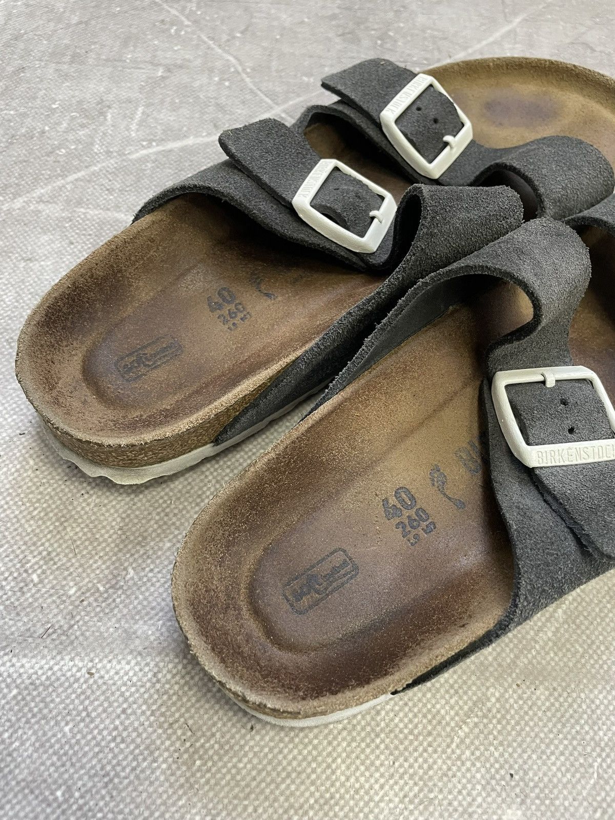 Birkenstock Birkenstock gray suede Arizona sandals minimal classic Size US 7 / EU 40 - 10 Thumbnail