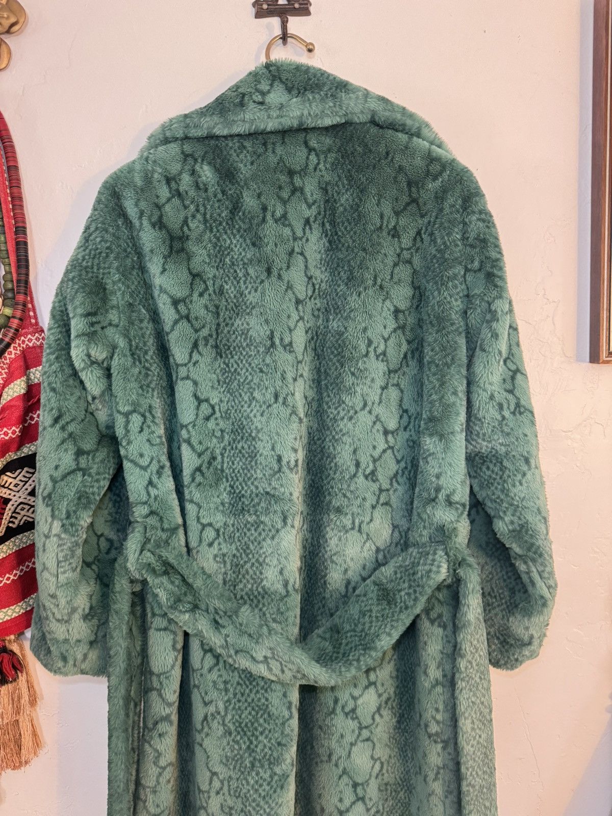PrettyLittleThing PRETTYLITTLE THING GREEN SNAKE PRINT FAUX FUR COAT SZ 4 EUC Size S / US 4 / IT 40 - 7 Thumbnail