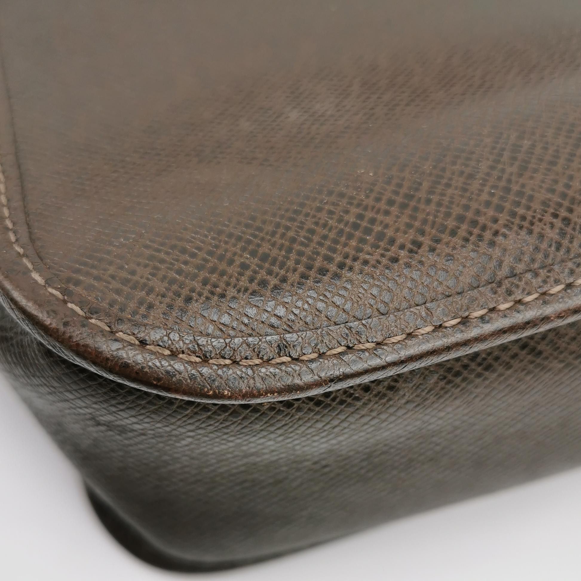 Louis Vuitton Louis Vuitton (LV) Cowhide Solid Color Flap Crossbody Bag - Size ONE SIZE - 5 Thumbnail