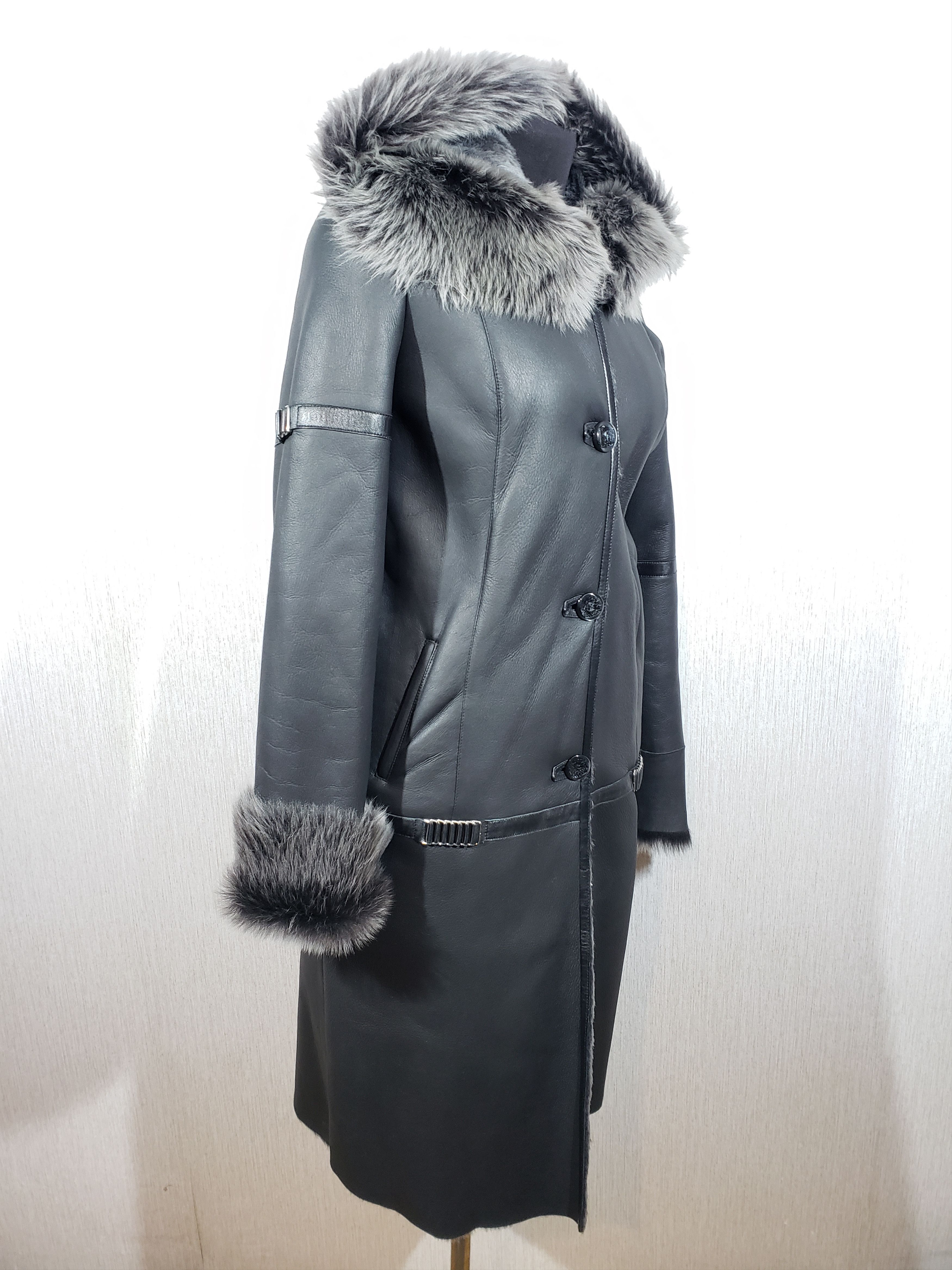Other Stylish black sheepskin coat with a luxurious warm hood. Size M / US 6-8 / IT 42-44 - 2 Thumbnail