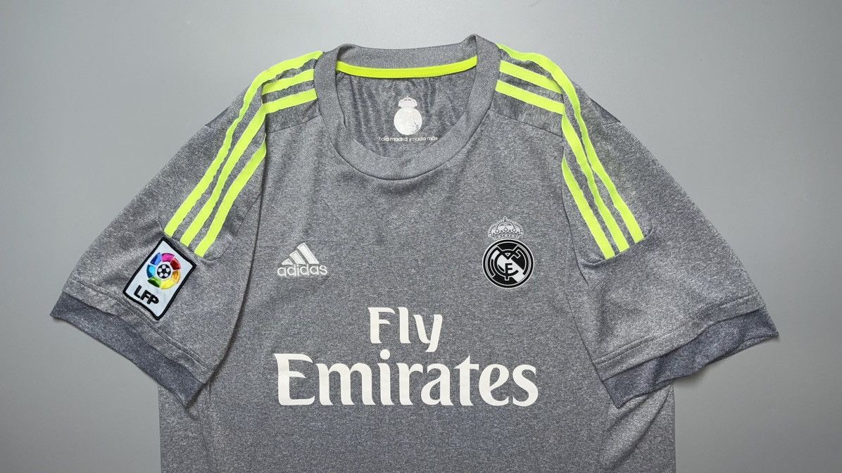 Adidas REAL MADRID ADIDAS 2015/2016 FOOTBALL AWAY JERSEY #7 RONALDO Size US L / EU 52-54 / 3 - 3 Thumbnail
