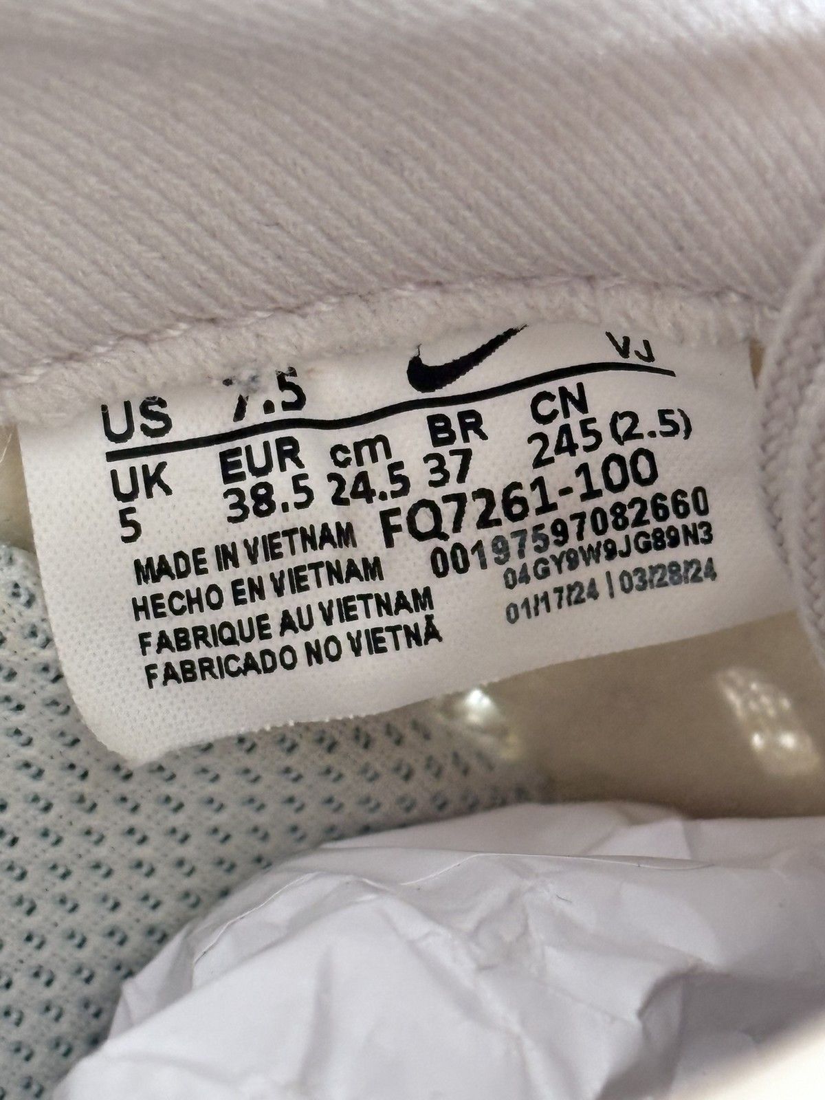 Nike Nike ZoomX Invincible Run Flyknit beige women's size 38.5 Size US 8.5 / IT 38.5 - 9 Thumbnail